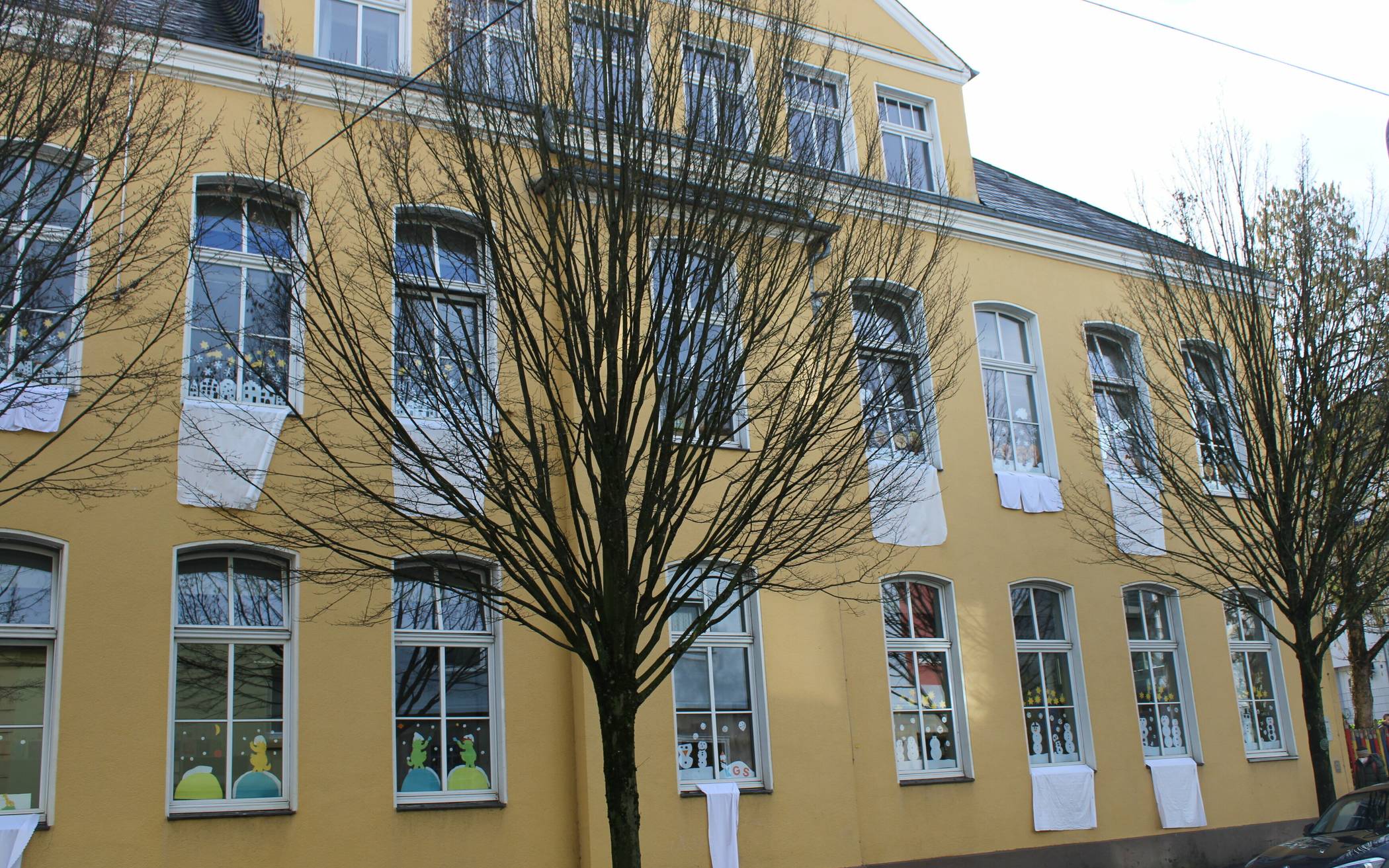  Weiße Flaggen hängen aus den Fenstern der Katholischen Grundschule in Mettmann. 
