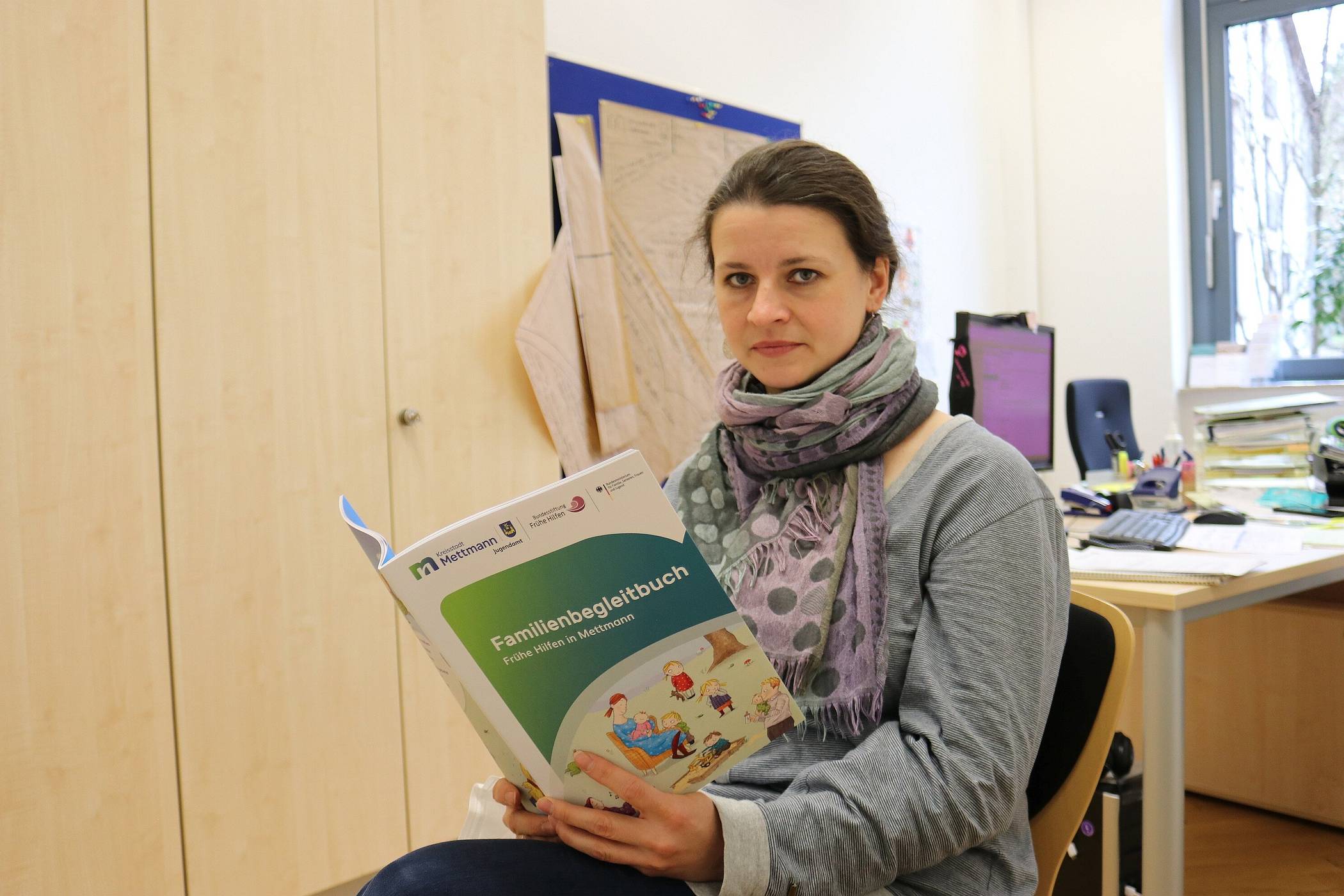 Franca Trapp mit dem neuen, von ihr überarbeiteten Familienbegleitbuch. 