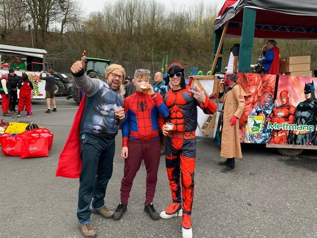  Die Stimmung beim Mettmanner Karnevalszug ist erfahrungsgemäß blendend. 