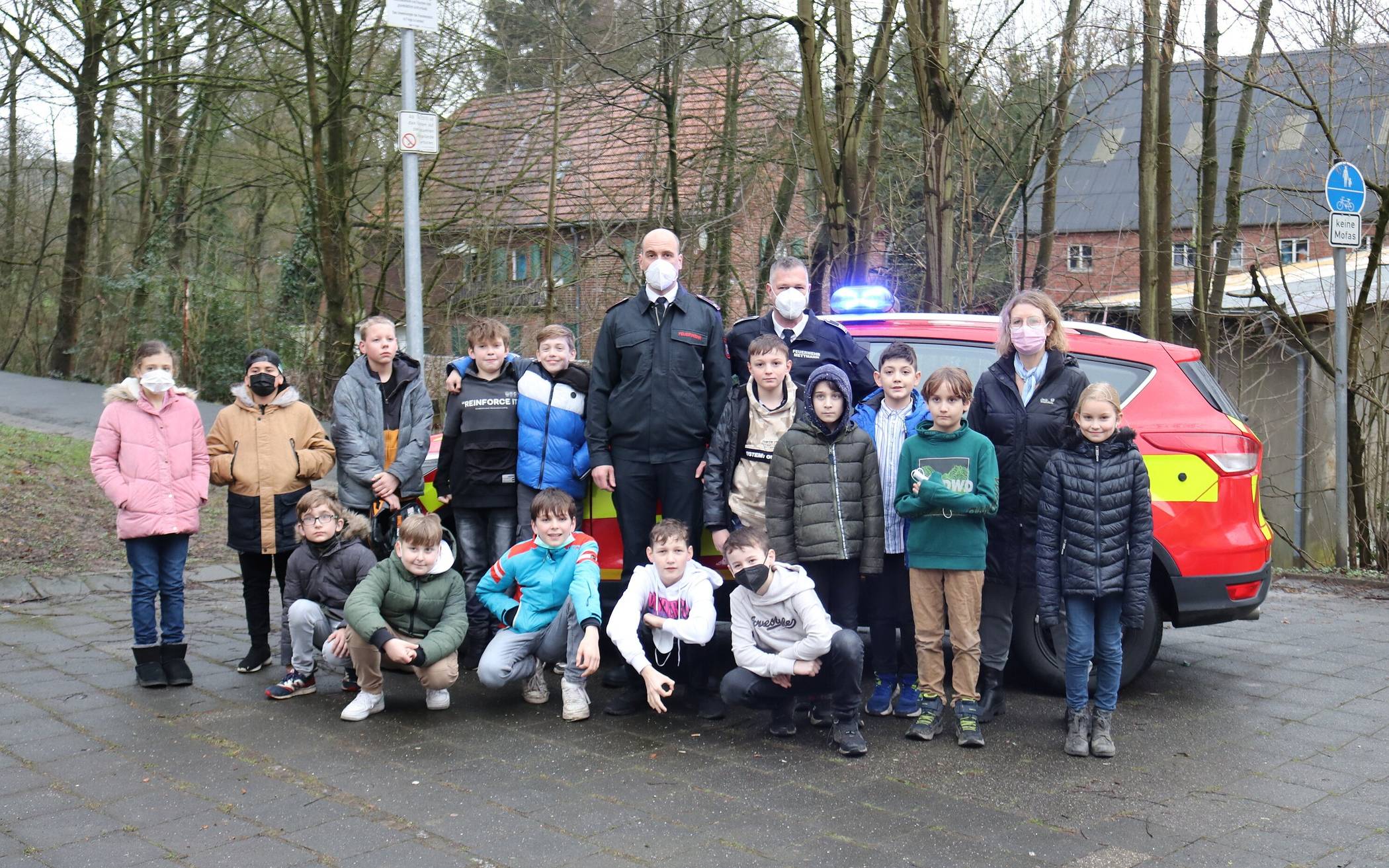  Die Schülerinnen und Schüler der Feuerwehr AG mit den Feuerwehrmännern Lars Grimm (.l), Marcus Wolff und Bürgermeisterin Sandra Pietschmann.  