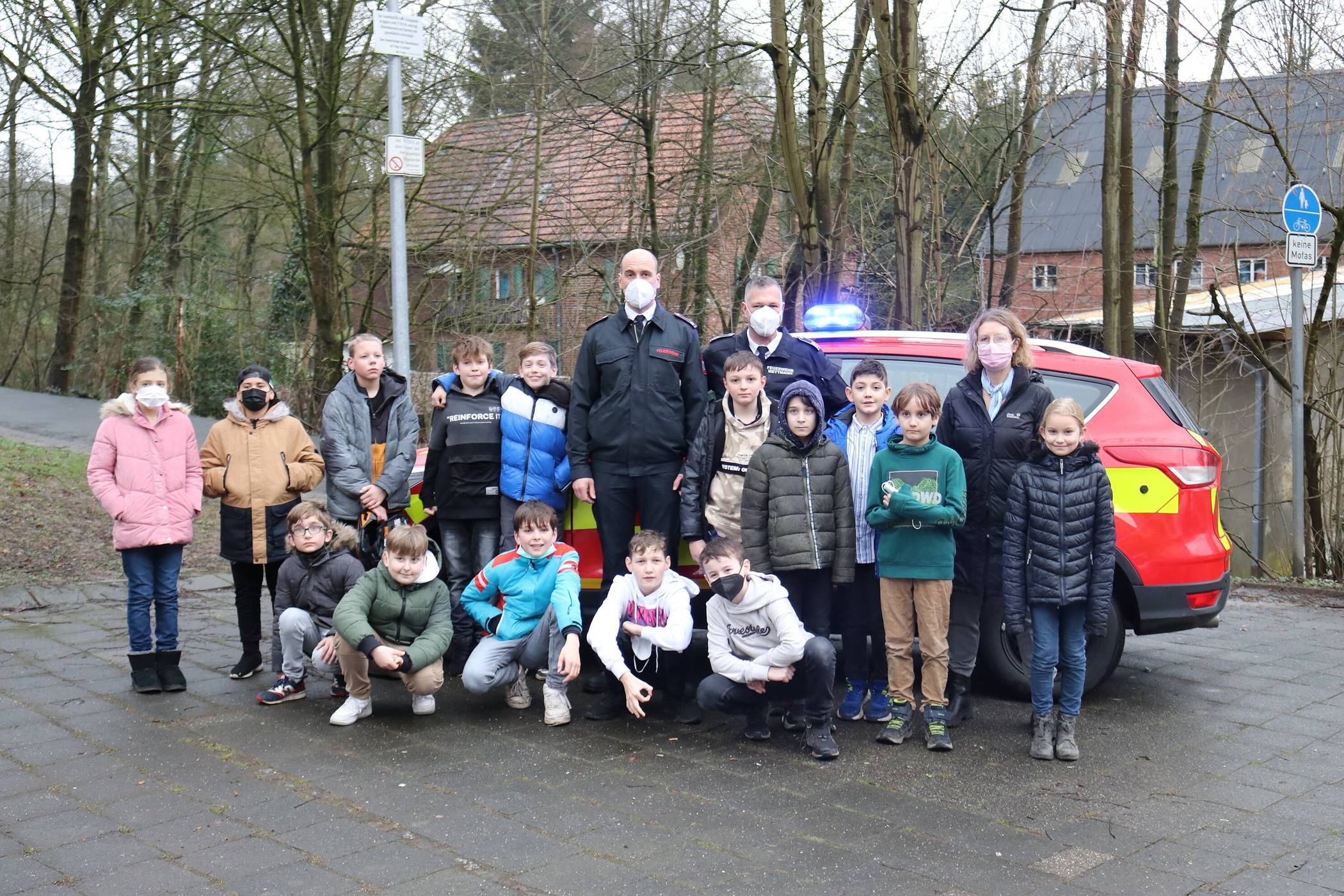 Die Schülerinnen und Schüler der Feuerwehr AG mit den Feuerwehrmännern Lars Grimm (.l), Marcus Wolff und Bürgermeisterin Sandra Pietschmann.  