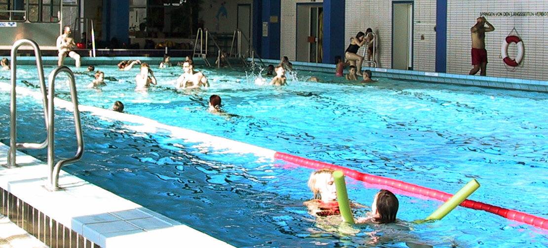  Planschende Kinder in hellblauem Wasser, so soll es ein. Doch der erste Eindruck trügt; das Hallenbad am Lavalplatz weist etliche Mängel auf. 