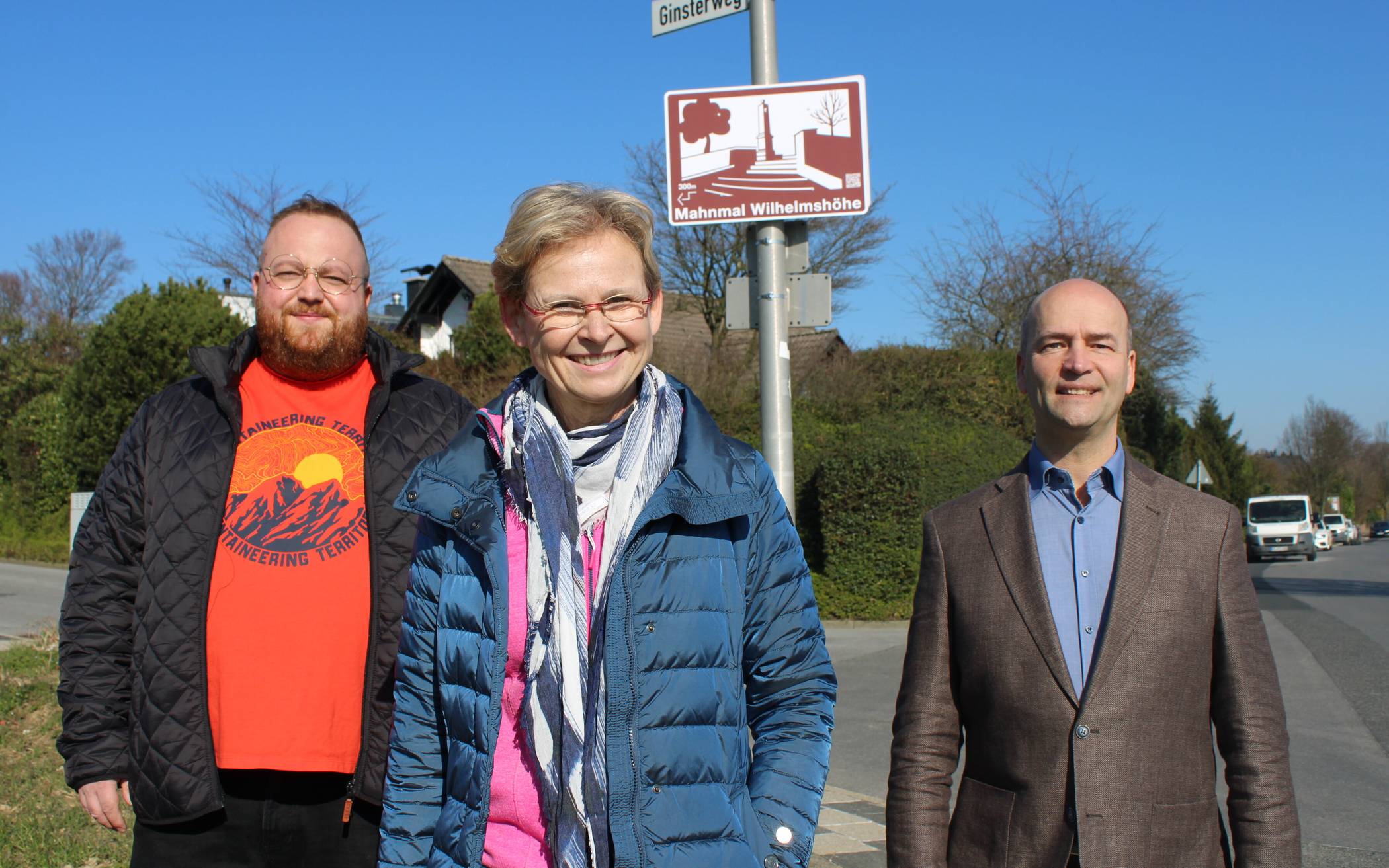  Designer Dennis Link sowie Elisabeth Niklas und Gregor Neumann vom Bürgerverein Metzkausen. 