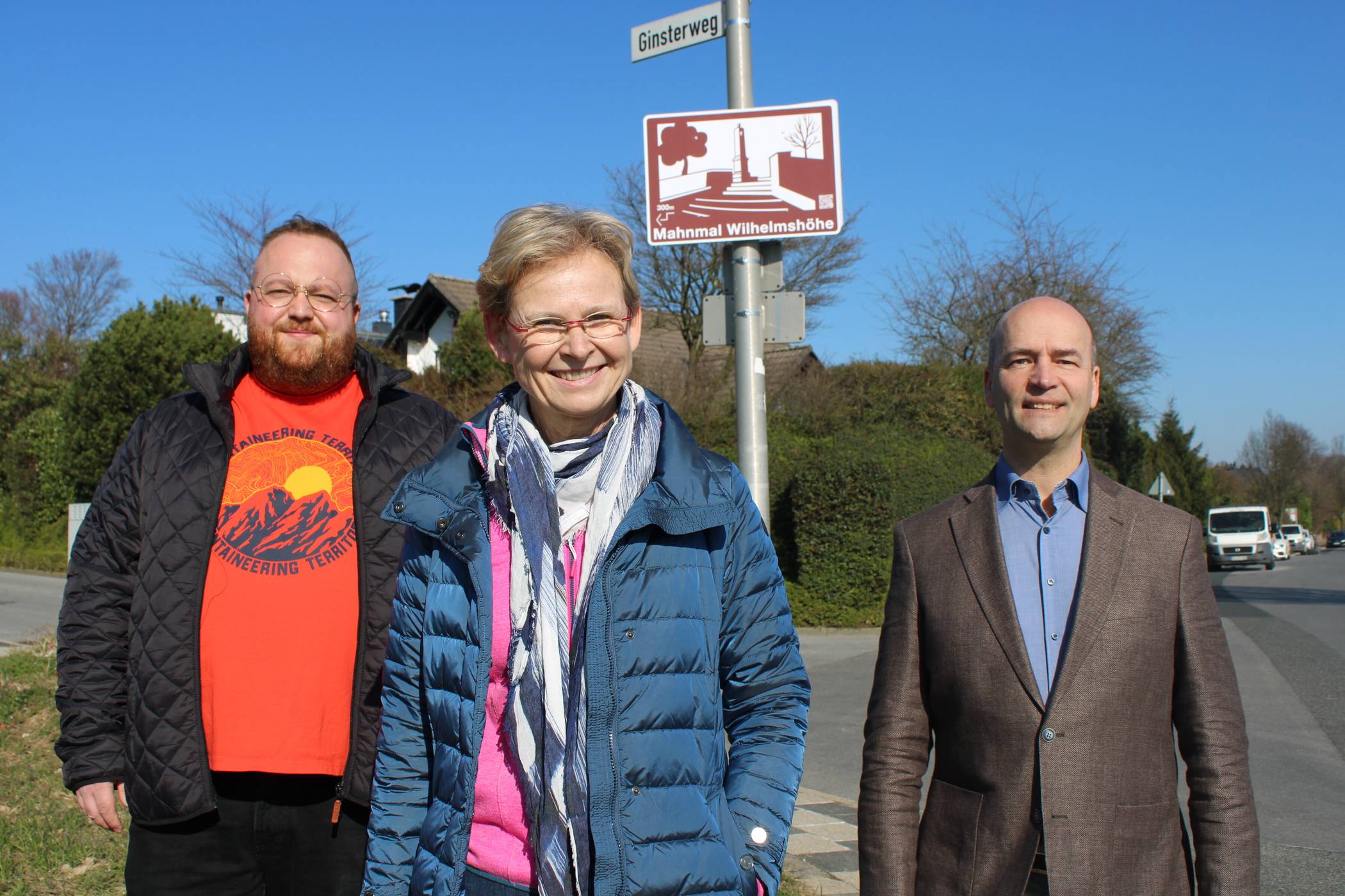 Designer Dennis Link sowie Elisabeth Niklas und Gregor Neumann vom Bürgerverein Metzkausen. 