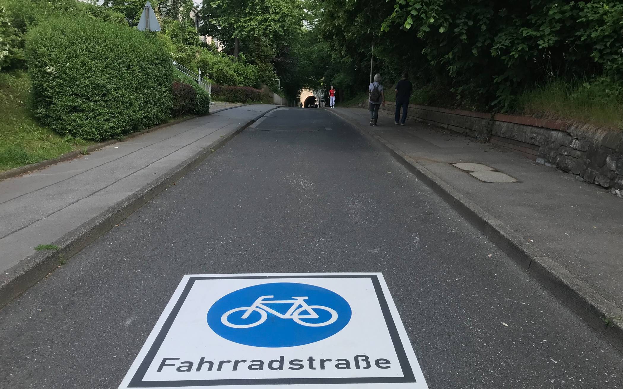 Piktogramme auf der Straße sollen Autofahrern