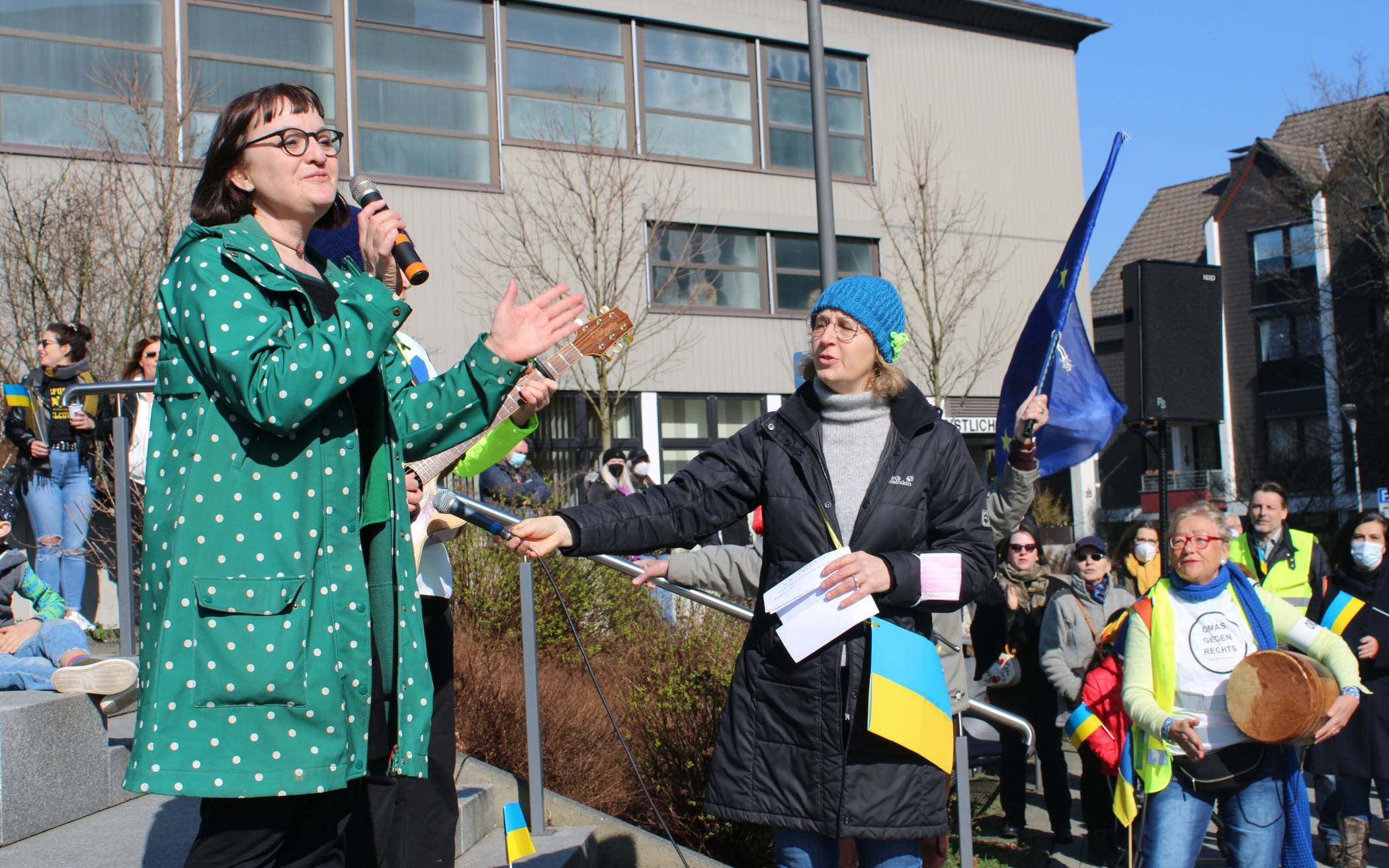  Bei einer Kundgebung am vergangenen Samstag zeigten sich viele Mettmanner solidarisch mit der Ukraine und demonstrierten für den Frieden. Mit dabei waren auch Bürgermeisterin Sandra Pietschmann und Constanze Backes (links) von der Kulturvilla, die Lieder wie Nenas „99 Luftballons“ anstimmte. 