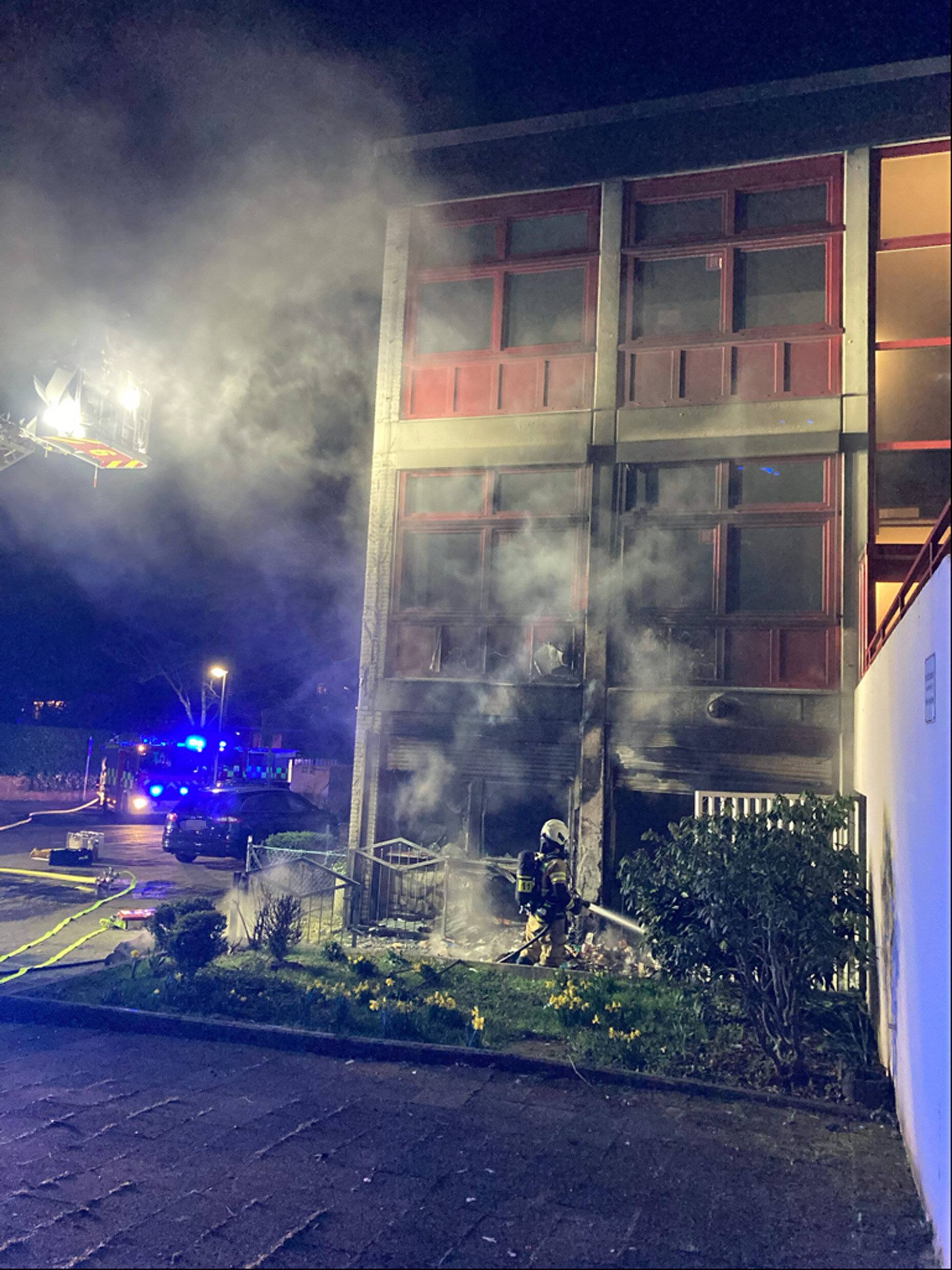  Bei dem Brand am Schulgebäude an der Straße Borner Weg wurde die Fassade schwer beschädigt. Die Polizei ermittelt zur Brandursache und sucht Zeugen. 