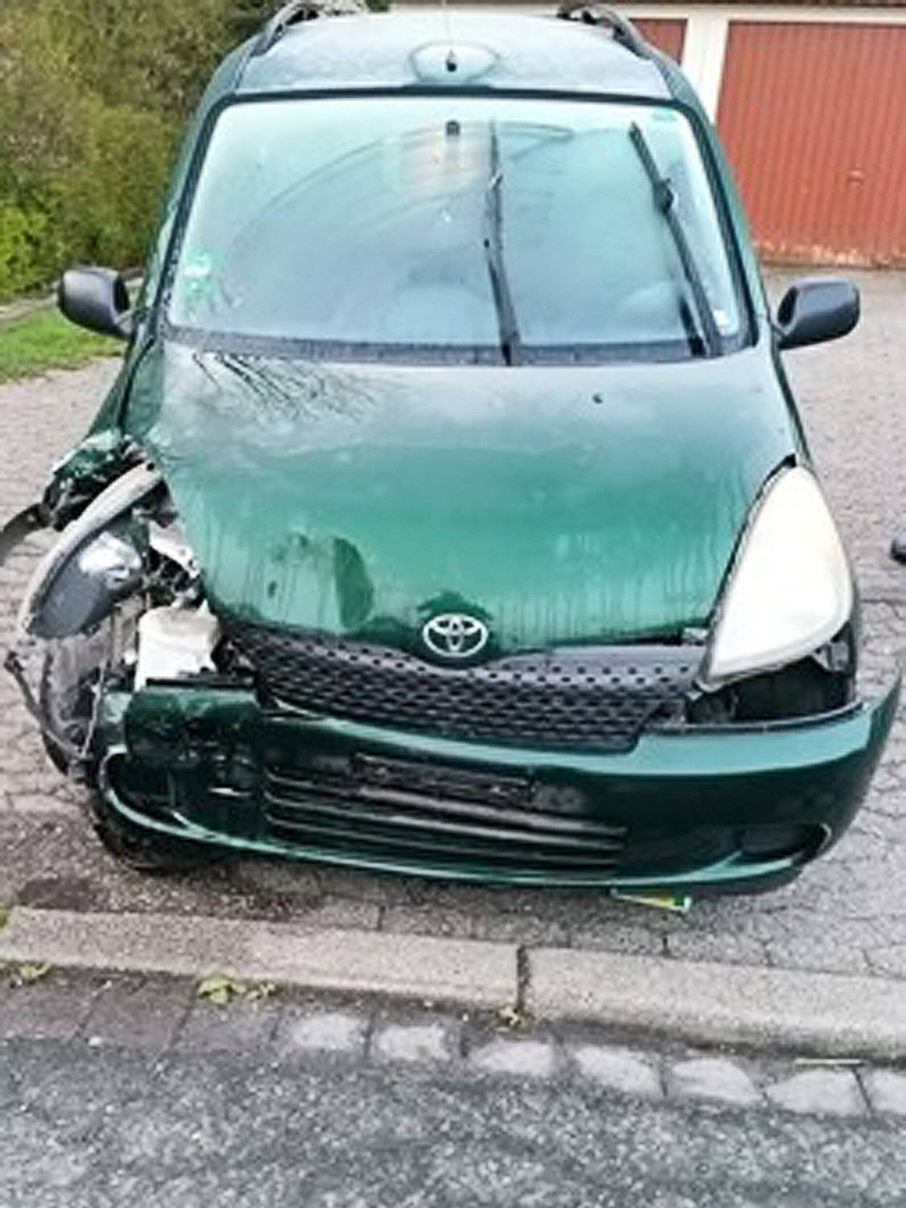  Der stark beschädigte und teilweise vereiste Toyota nach zwei Unfällen. 
  