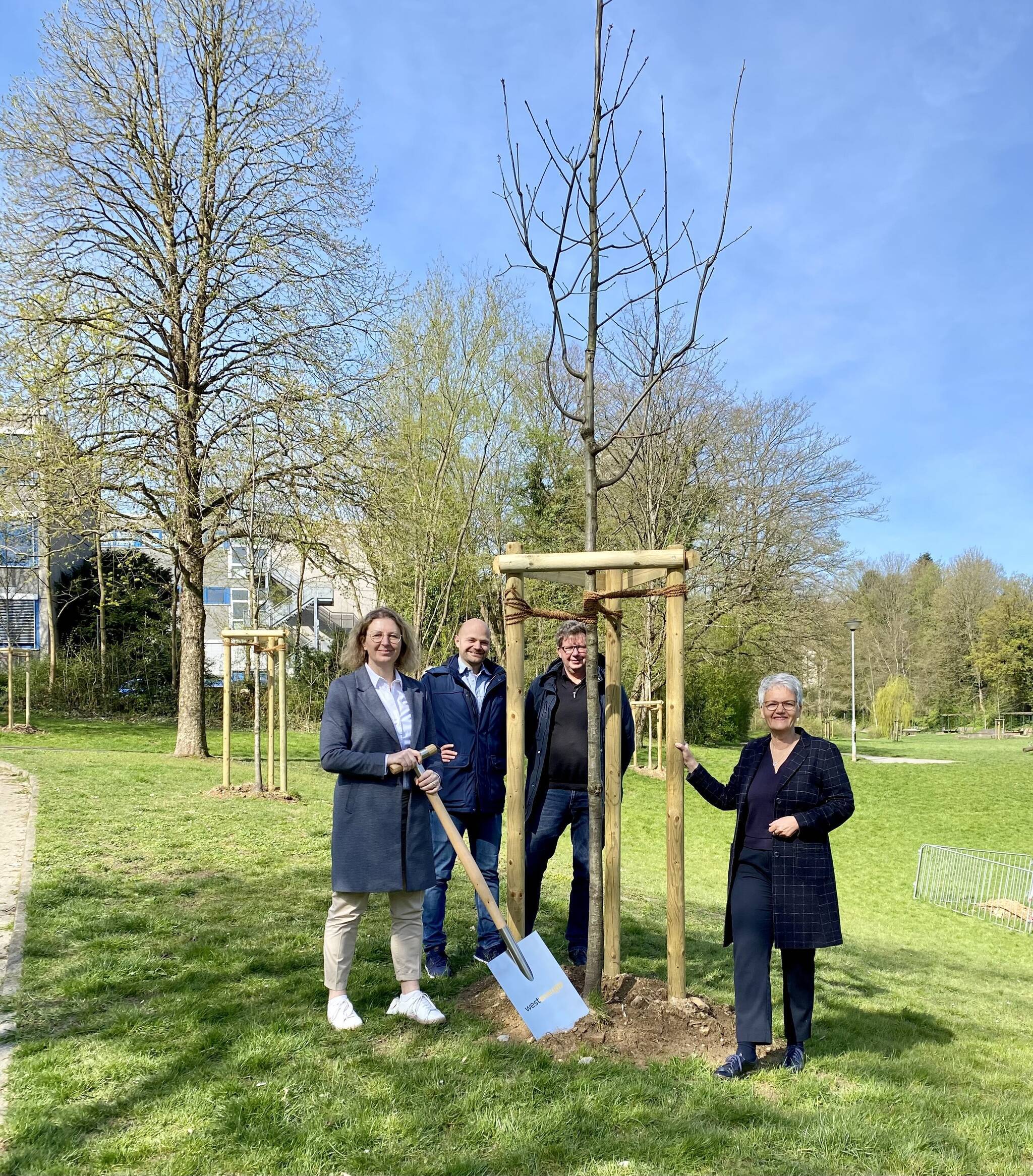  Bürgermeisterin Sandra Pietschmann, Marcel Alpkaya Mettmanns Klimaschutzbeauftragter, Ferdinand Ortmann, Leiter des Grünflächenamtes sowie Judith Meuter von Westenergie (von links) freuen sich über die Verschönerung im Goethepark. 