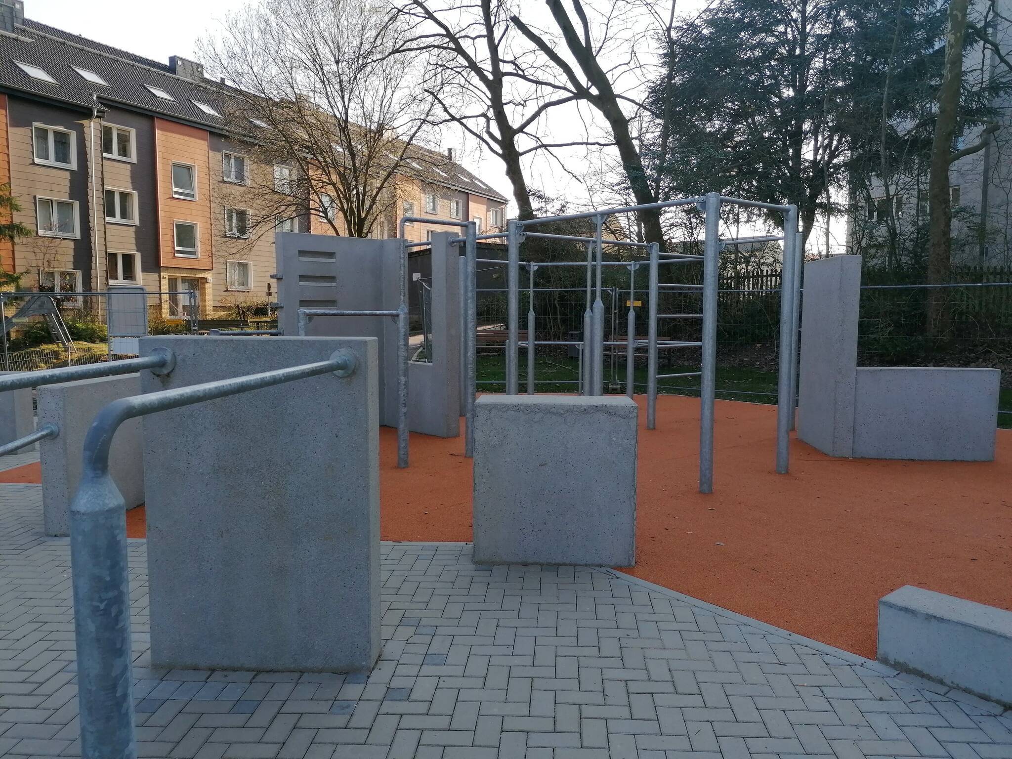  Die Parkour-Anlage steht kurz vor ihrer offiziellen Einweihung. 
  