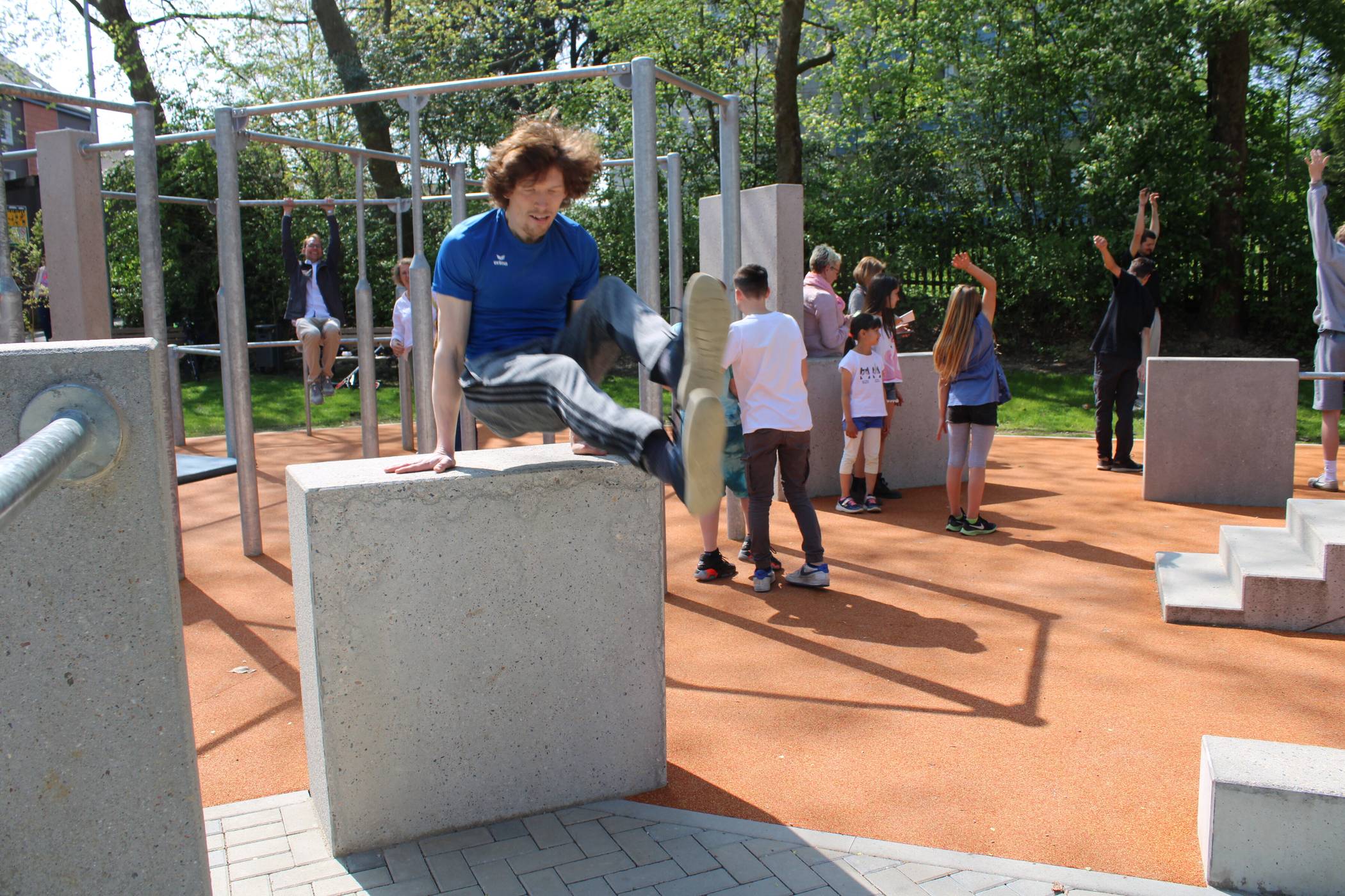  Eine seiner leichtesten Übungen: Davide Schult flankt über ein Hindernis auf der neuen Parkour-Anlage. Der 25-Jährige leitet die Tricking-Gruppe bei Me-Sport. 