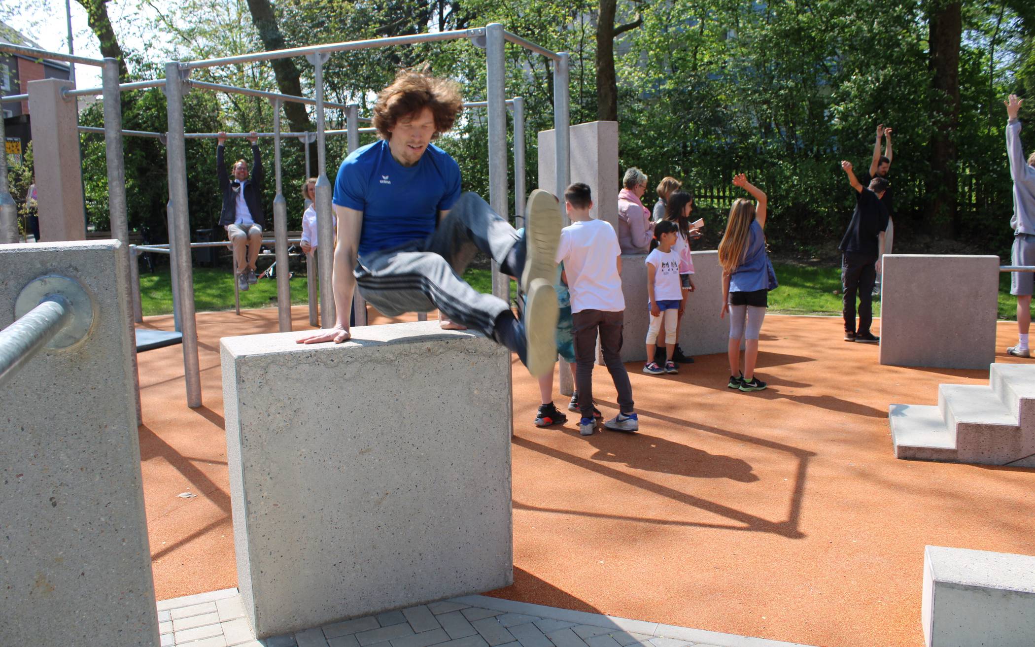  Eine seiner leichtesten Übungen: Davide Schult flankt über ein Hindernis auf der neuen Parkour-Anlage. Der 25-Jährige leitet die Tricking-Gruppe bei Me-Sport. 