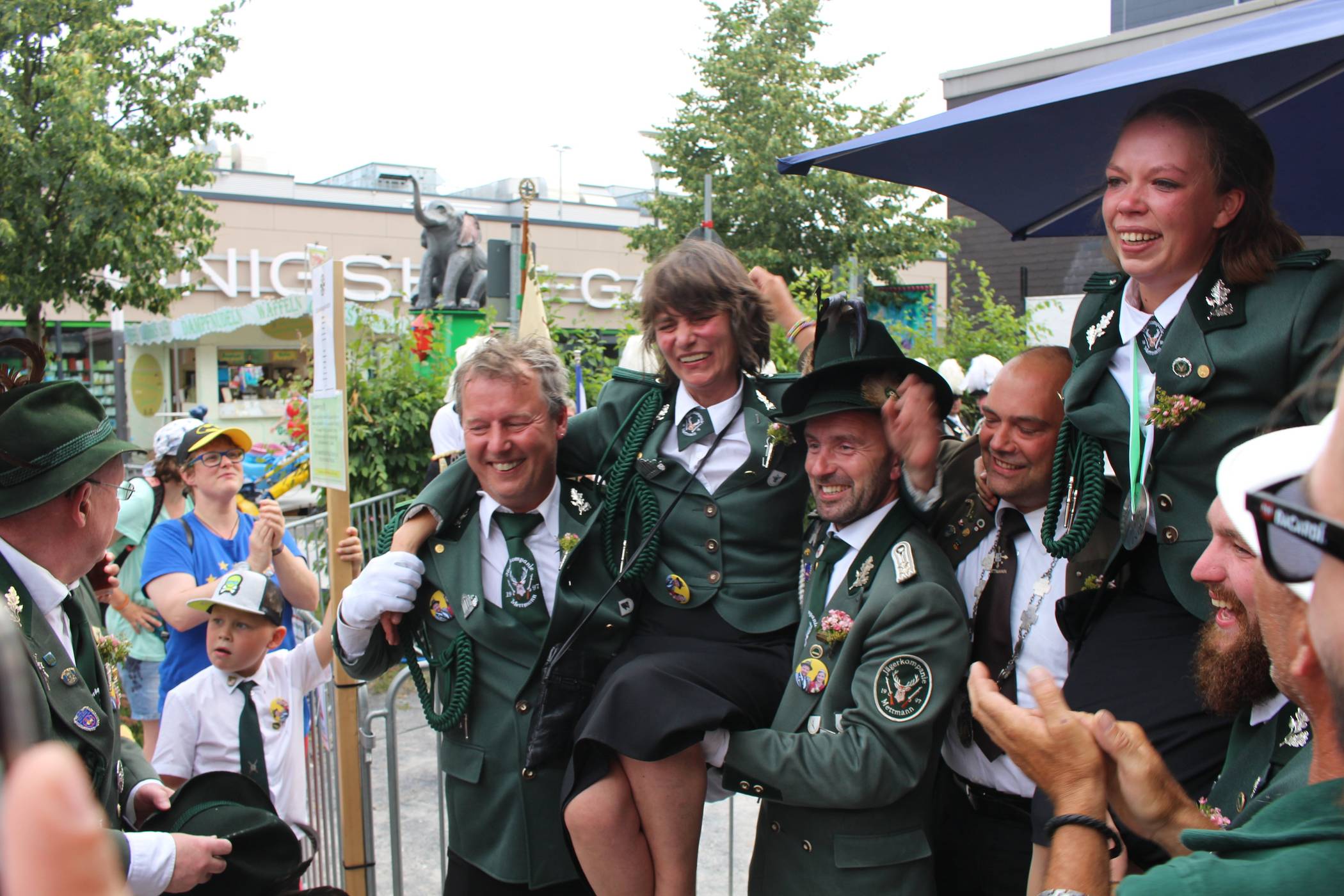  Der Moment nach dem Königsschuss: Kirsten Sylvester ist seit 2019 amtierende Schützenkönigin in Mettmann. Gemeinsam mit Prinzessin Michele Bödeker und Schüler-Prinzessin Ronja Winkelhane repräsentiert sie die Bruderschaft. 