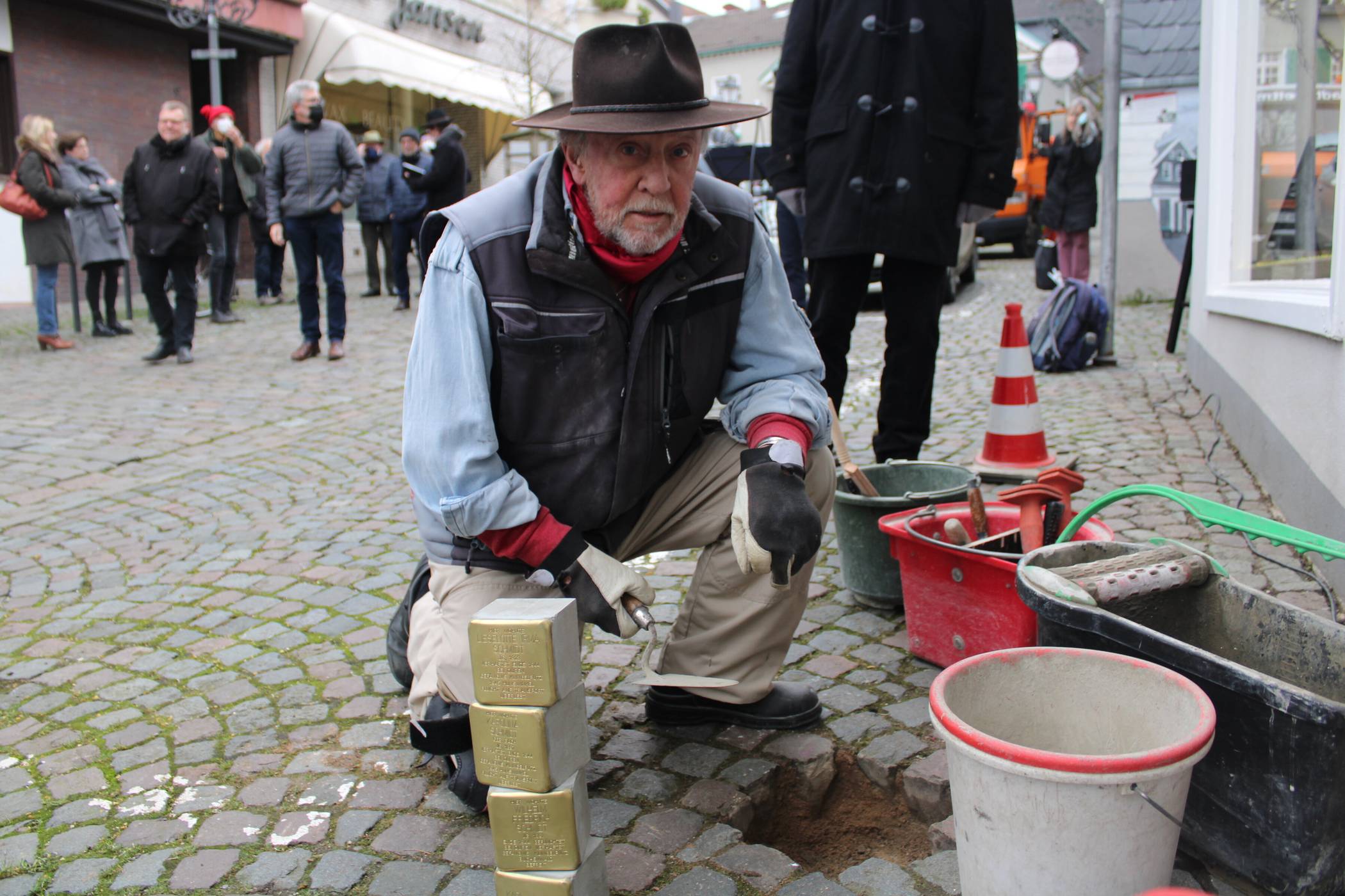  Gunter Demnig bei der Verlegung von Stolpersteinen in Oberstraße im Januar dieses Jahres. 