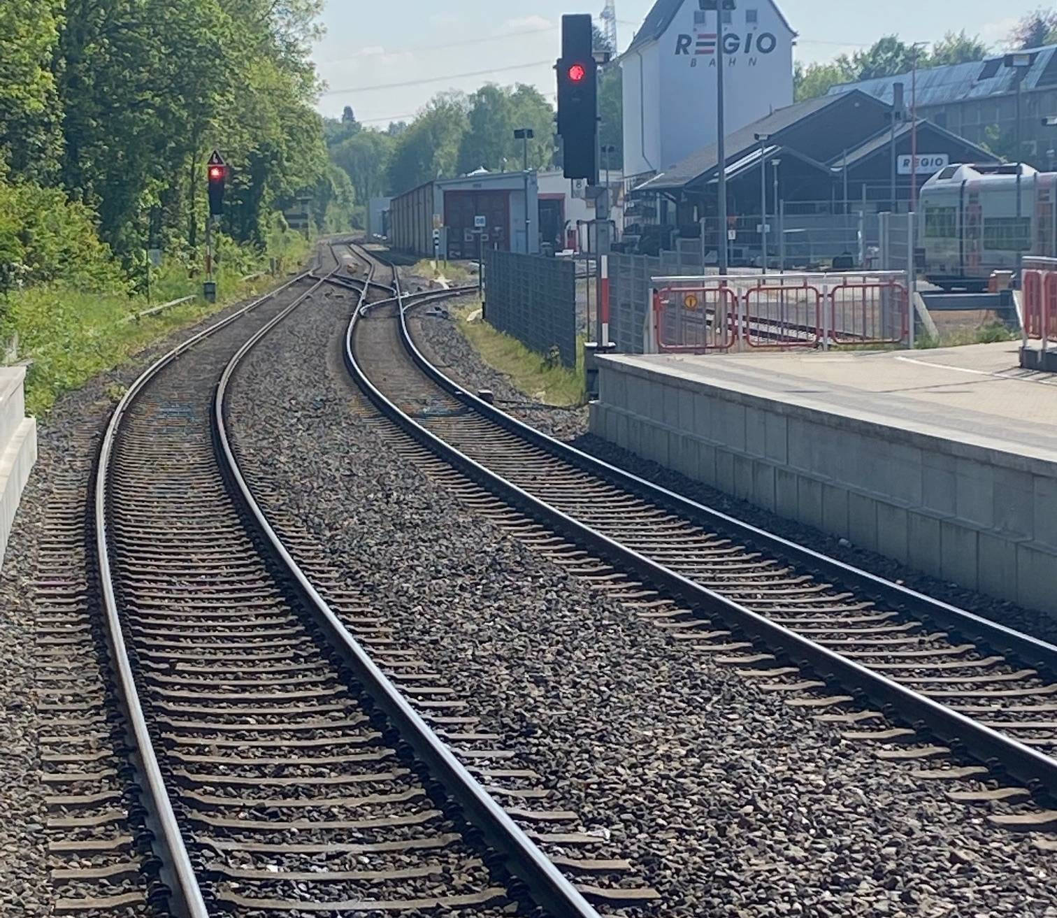 Ausgetretene Betriebsmittel auf Bahngelände