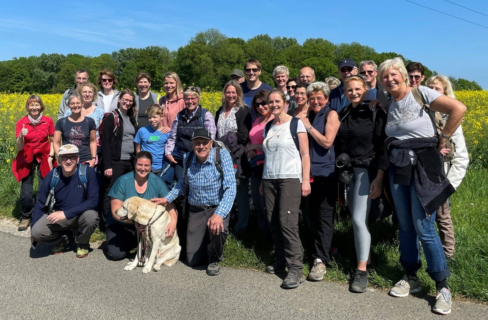 Zur Wandergruppe gehörte auch ein Hund.