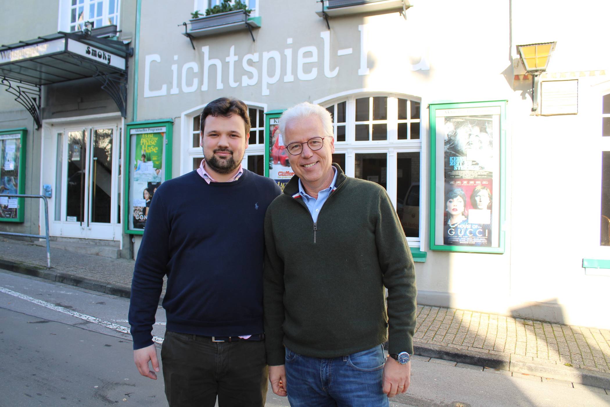  Julian Rüttgers (links) leitet seit letztem Dezember die Geschicke des Weltspiegel Kinos. Er hat von seinem Vater Thomas übernommen, der sich aber weiterhin in den Betrieb eingebunden bleibt. 