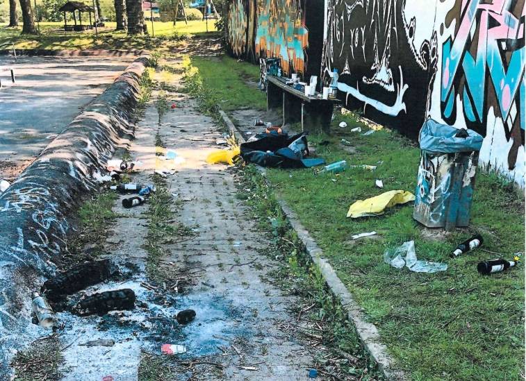  Nach dem vergangenen Wochenende sah es auf der Skateranlage wüst aus. 