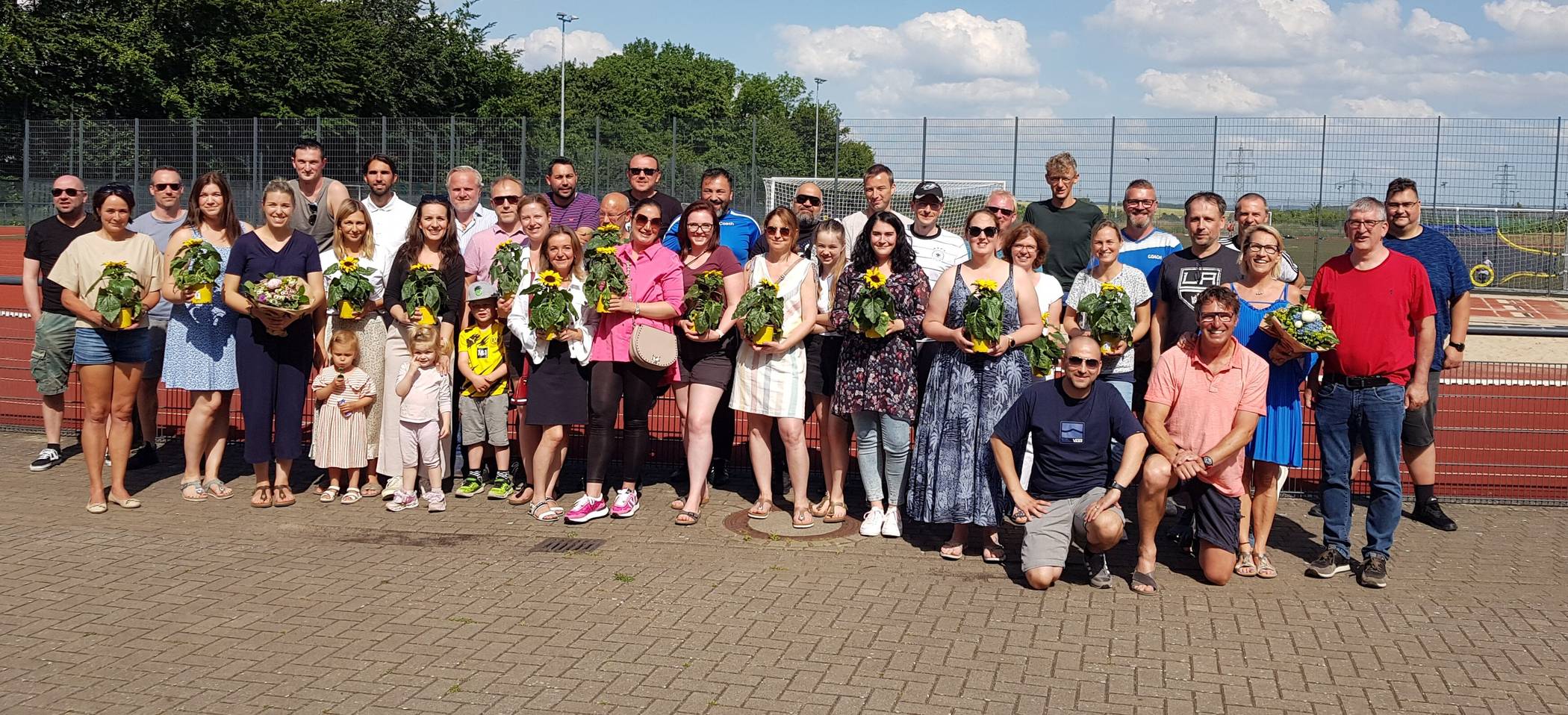  Zusammen auf einem tollen Weg: Kinder, Eltern und Trainer der Fußballer bei me-sport. 