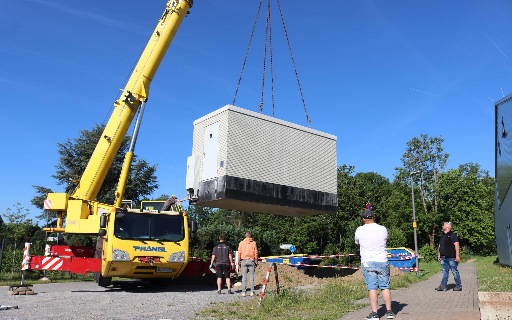  Am Mittwochmorgen wurden die großen Verteilerstationen für den Glasfaserausbau in Metzkausen und Obschwarzbach aufgestellt. 