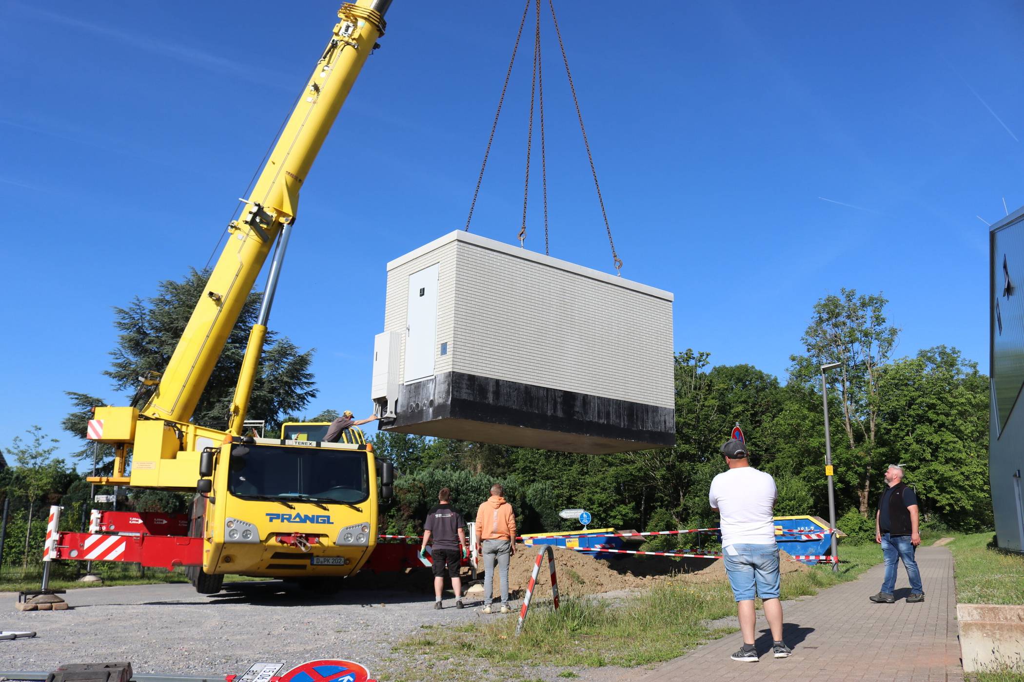  Am Mittwochmorgen wurden die großen Verteilerstationen für den Glasfaserausbau in Metzkausen und Obschwarzbach aufgestellt. 