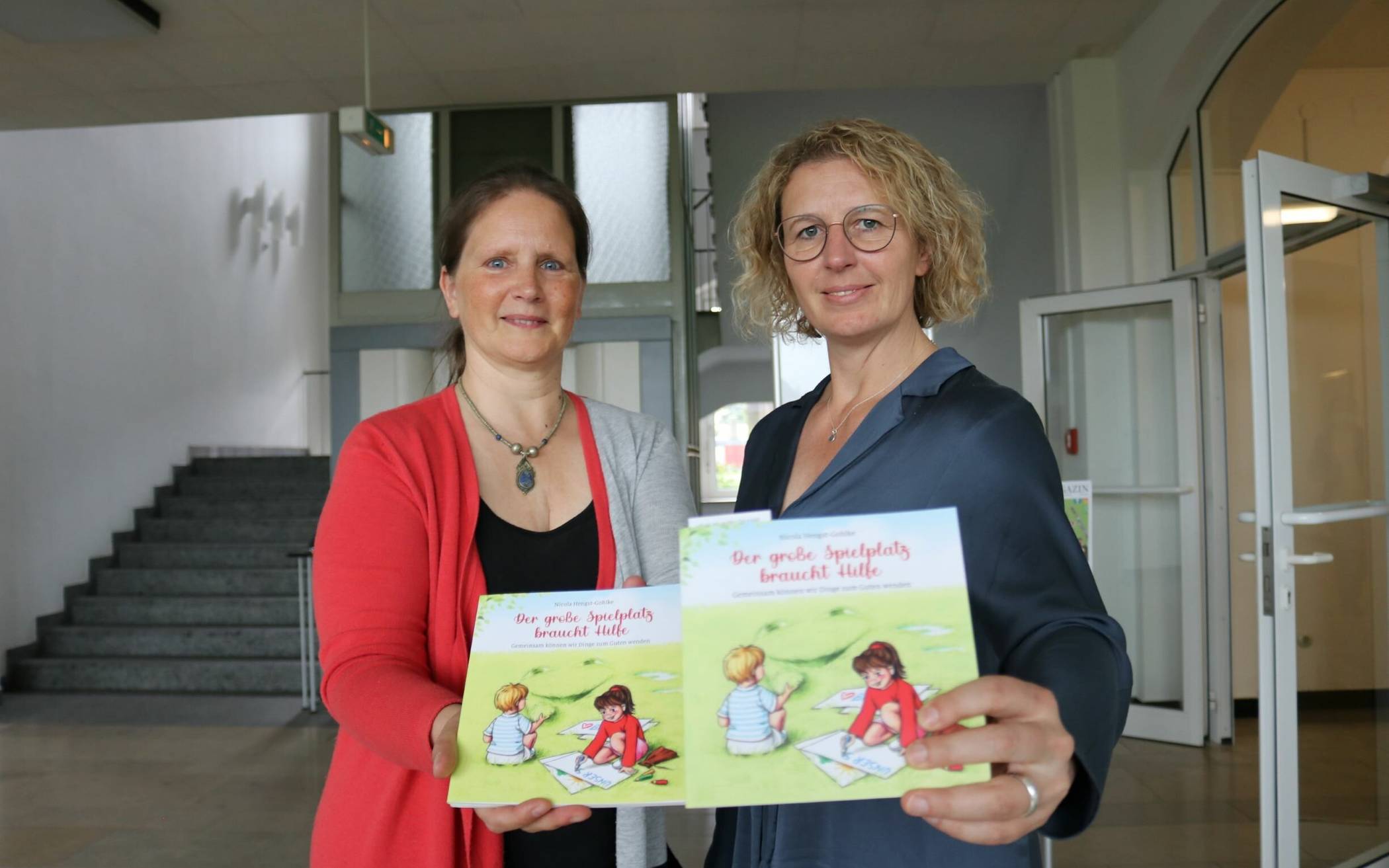  Autorin Nicola Hengst-Gohlke (links) und Bürgermeisterin Sandra Pietschmann. 