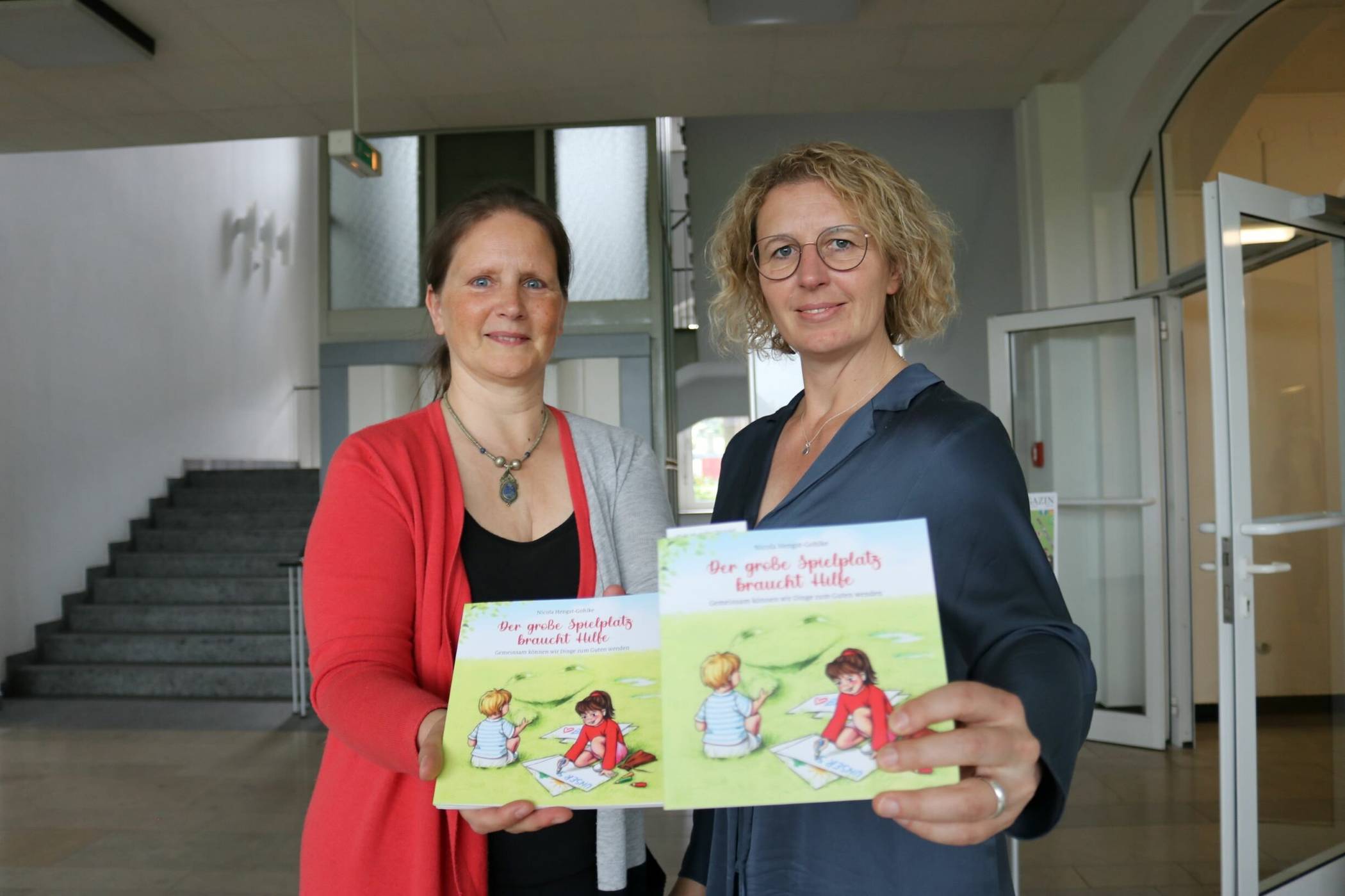  Autorin Nicola Hengst-Gohlke (links) und Bürgermeisterin Sandra Pietschmann. 