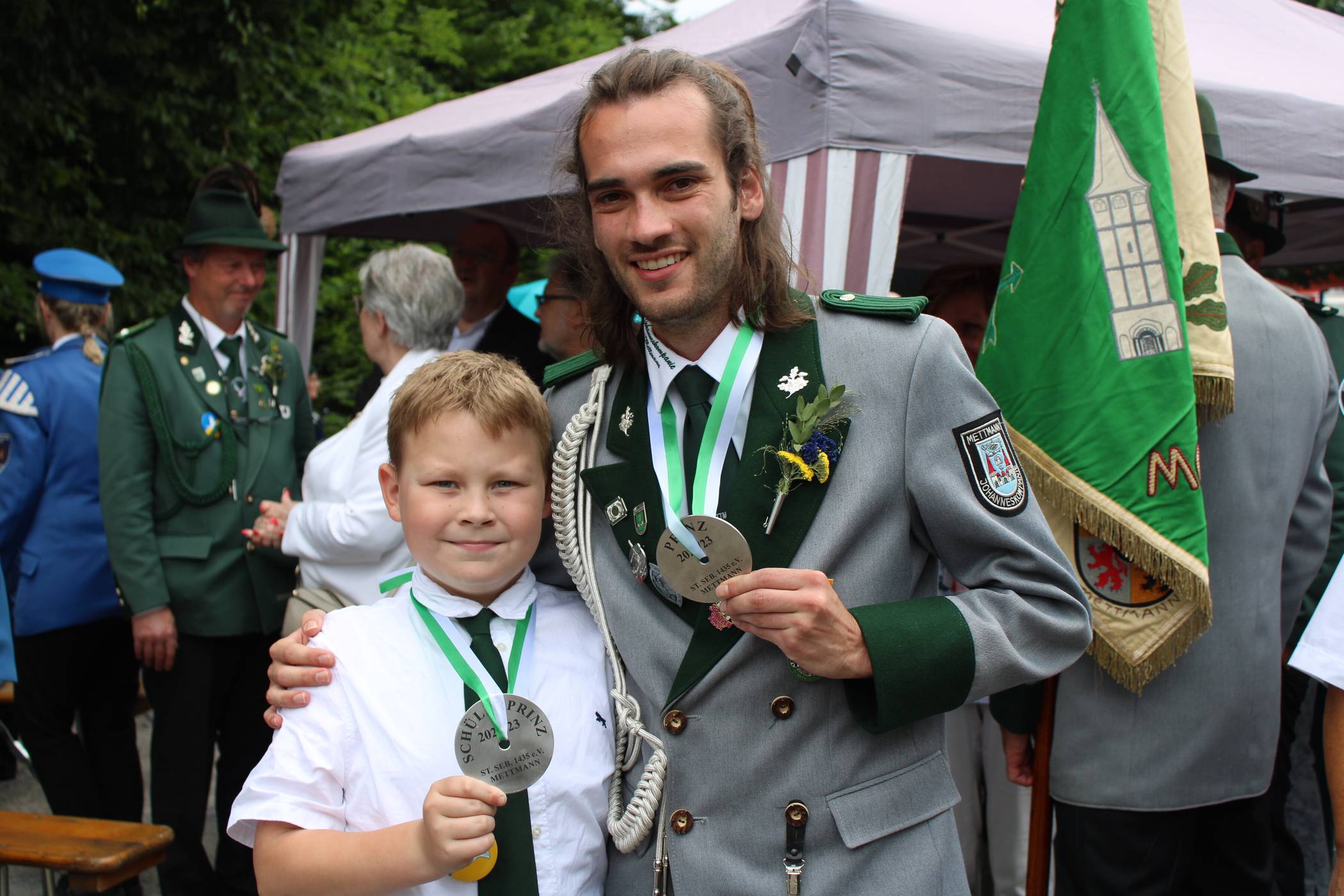  Treffsicher: Schülerprinz Ole Winkelhane (links) und Jungschützenprinz Fabian Stein zeigen kurz nach ihrem Erfolg ihre Schützenplatten.   
