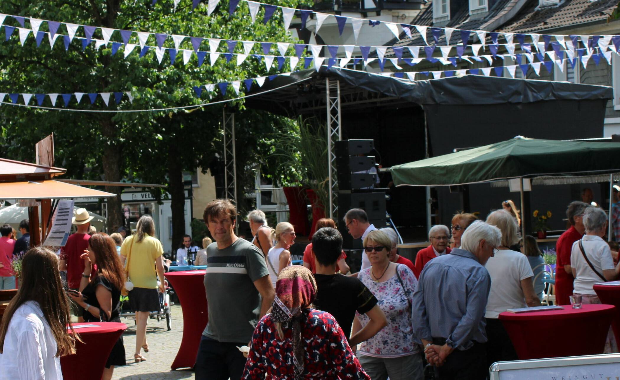  Am frühen Sonntagnachmittag flanierten die Besucher entspannt über den Markt. Zu Stoßzeiten war es hier rappelvoll. Der Weinsommer 2022 – ein Publikumsrenner. 