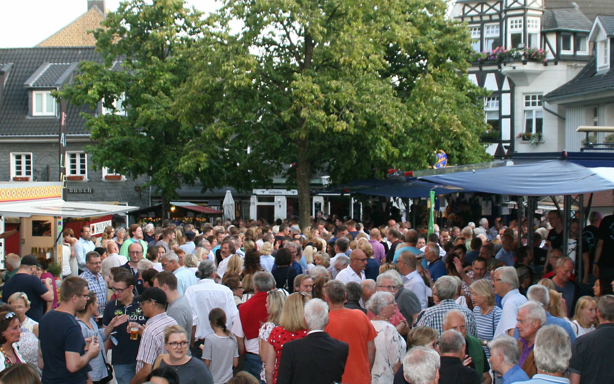  Das Heimatfest zieht viele Menschen in die Oberstadt. 