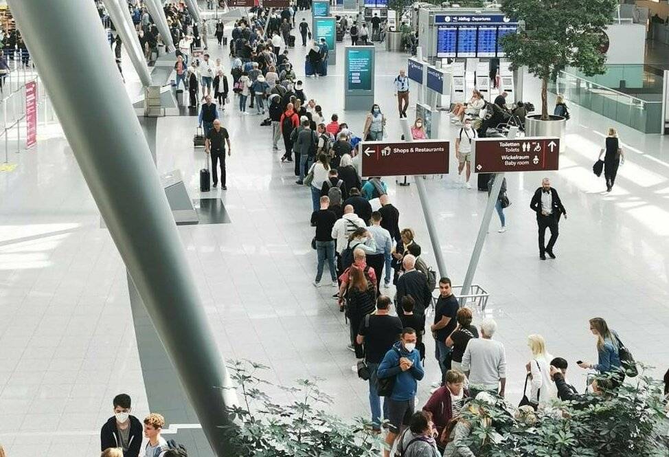 Lange Schlange am Flughafen: Passagiere brauchen