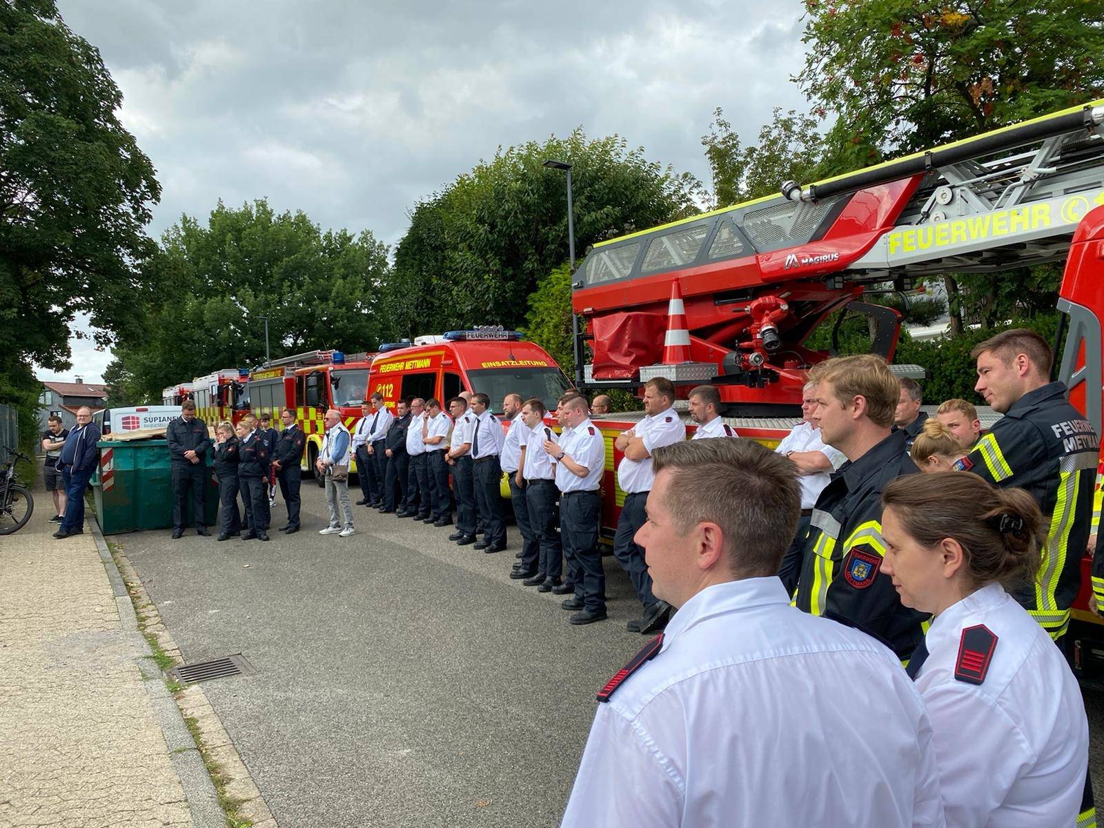  Nicht nur die Mitglieder der Löschgruppe Obschwarzbach sind zum Richtfest des Feuerwehr-Gerätehauses angetreten. 
  