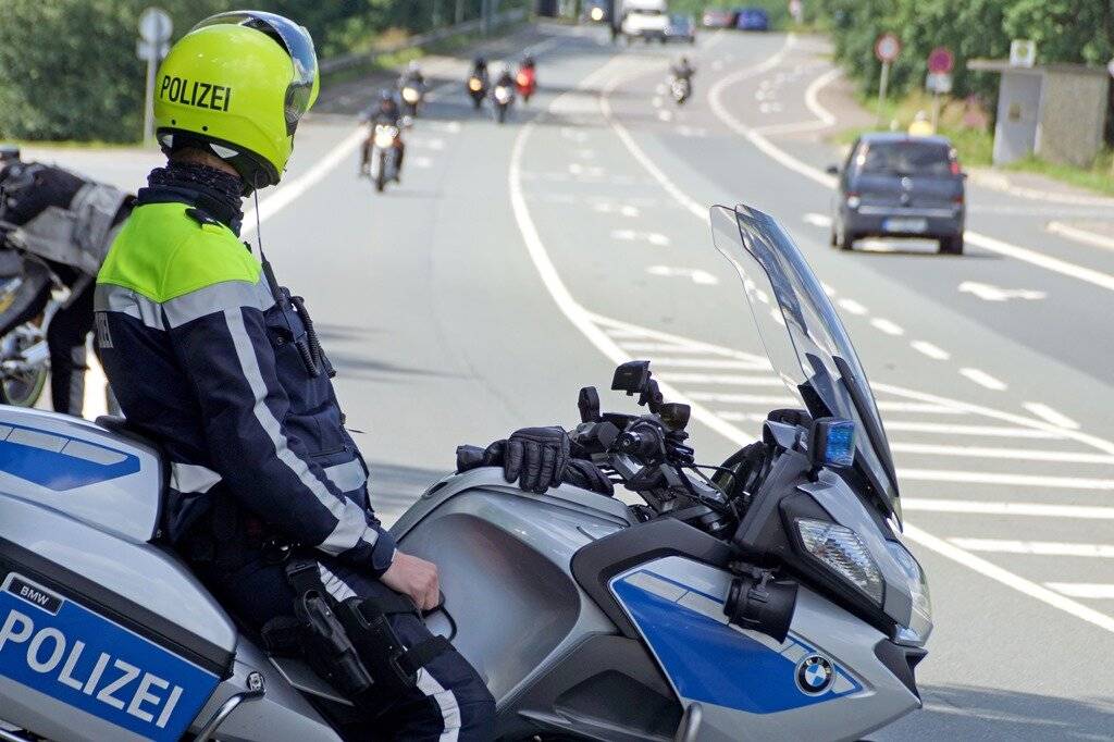 Polizei kontrolliert und gibt Tipps: Zweite Reisewelle wird erwartet