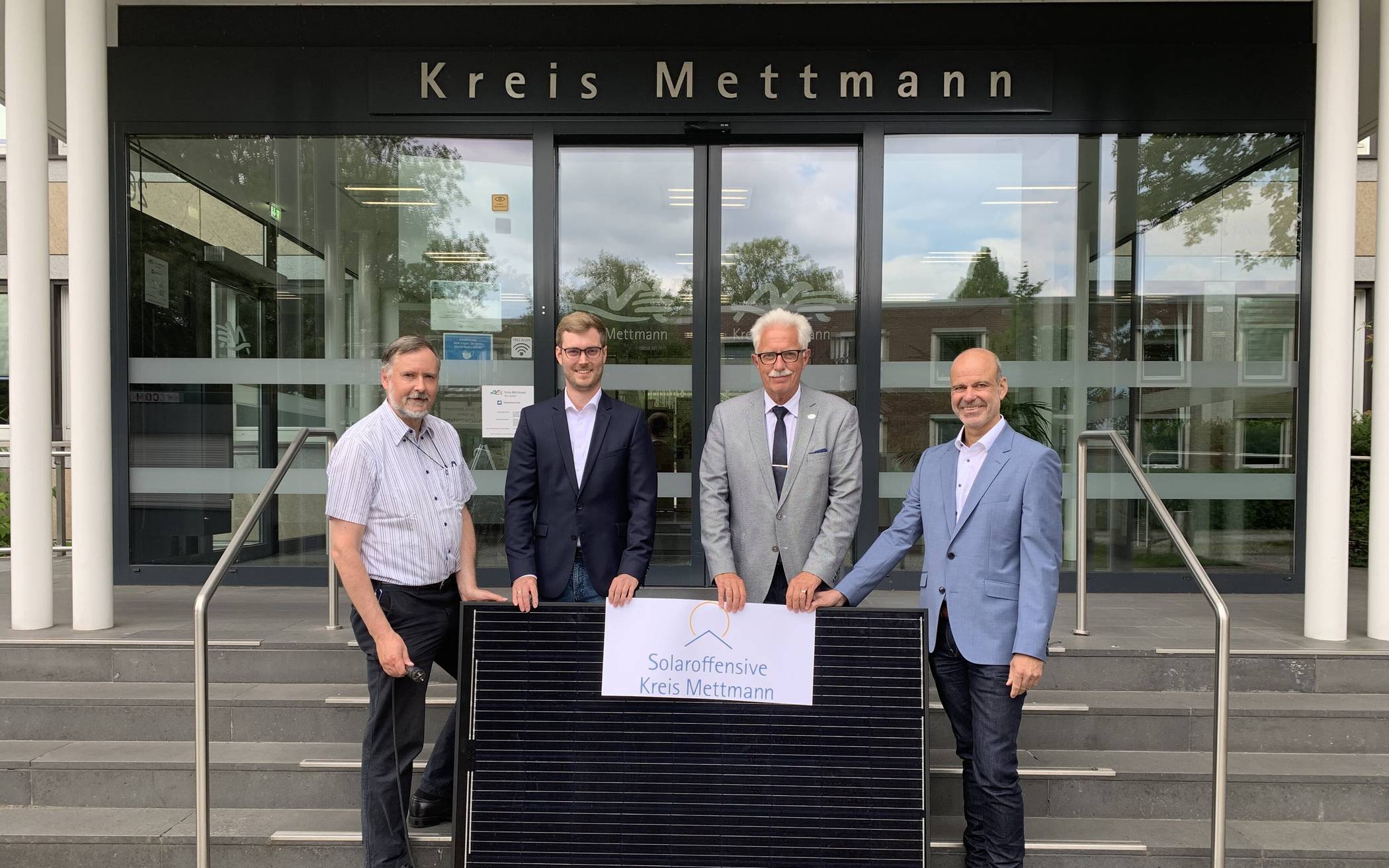  (v.l.): Dr. Hermann-Josef Waldapfel (Klimaschutz-Koordinator), Dr. Sebastian Kock (Klimaschutz-Manager), Landrat Thomas Hendele und Dr. Stephan Kopp (Technischer Dezernent). 