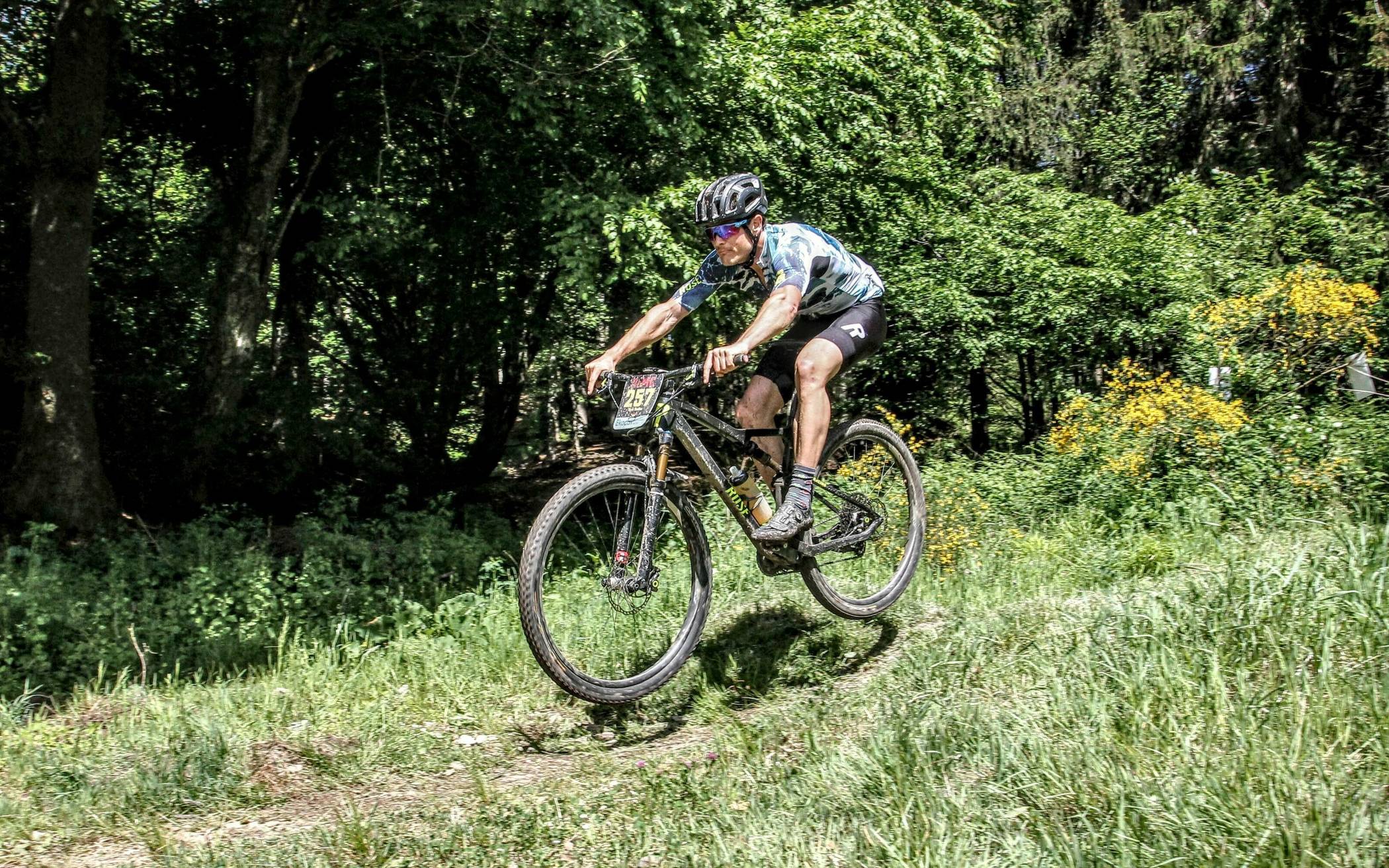  Im Tiefflug durchs Gelände: Rick Steffen fährt mit dem Mountain-Bike über Stock und Stein. 