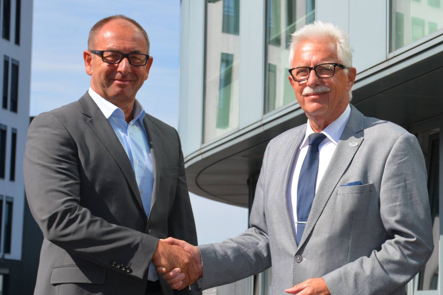 Thomas Schulte (l.) wird von Landrat