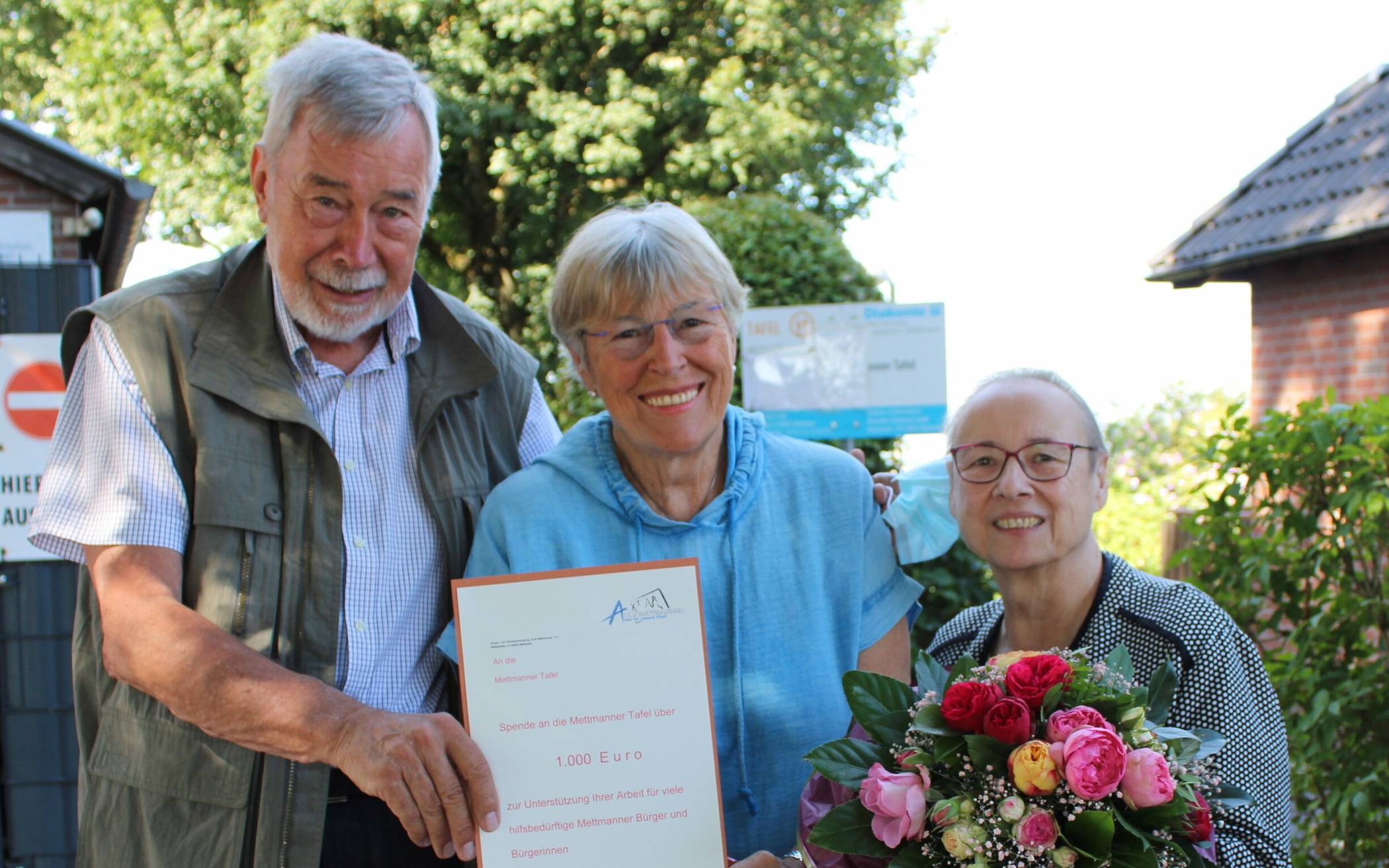  Hans Werner Lange und Anita Schäfer von den Aulen Mettmannern brachten Gisela Fleter (rechts) von der Tafel ein Blumenstrauß und einen Scheck über 1000 Euro mit. 