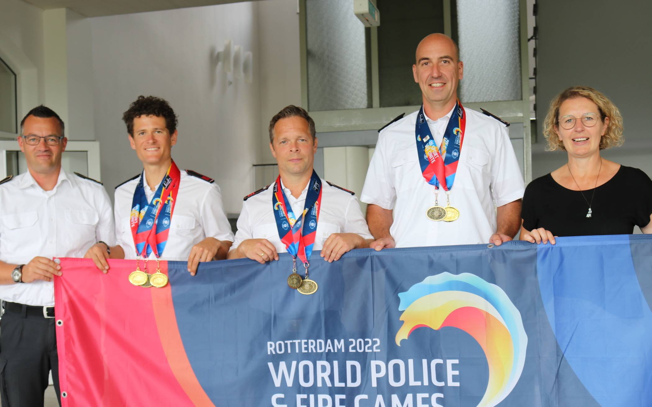  Bürgermeisterin Sandra Pietschmann und Matthias Mausbach, Leiter der Feuerwehr (l.) haben den Feuerwehrleuten Rick Steffen, Benjamin Ockler und Lars Grimm (v, l.) zu ihren herausragenden Leistungen bei den World Police &amp; Fire Games gratuliert. 