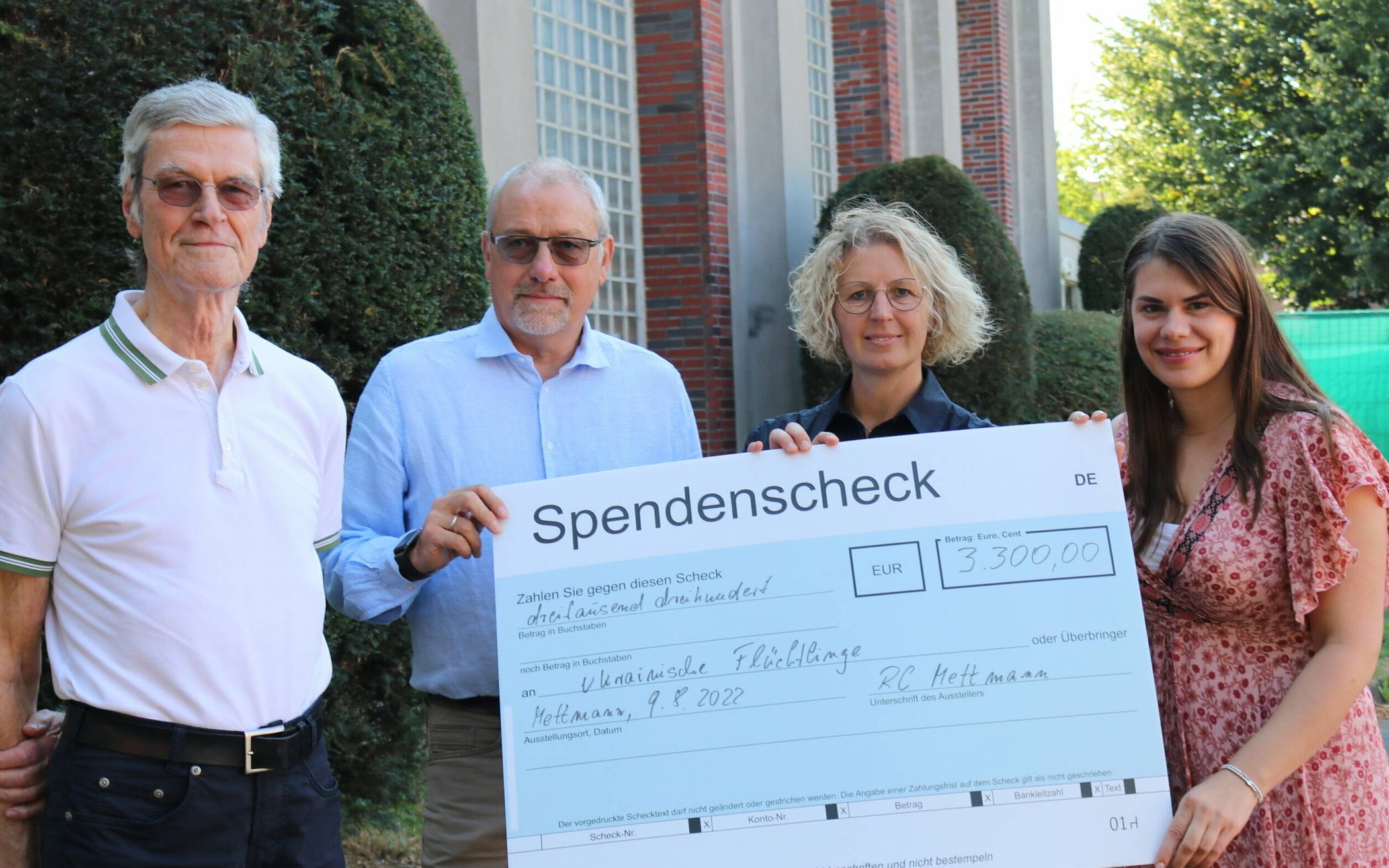  Ein Scheck über 3.300 Euro für den Sankt Martin Verein Metzkausen. 