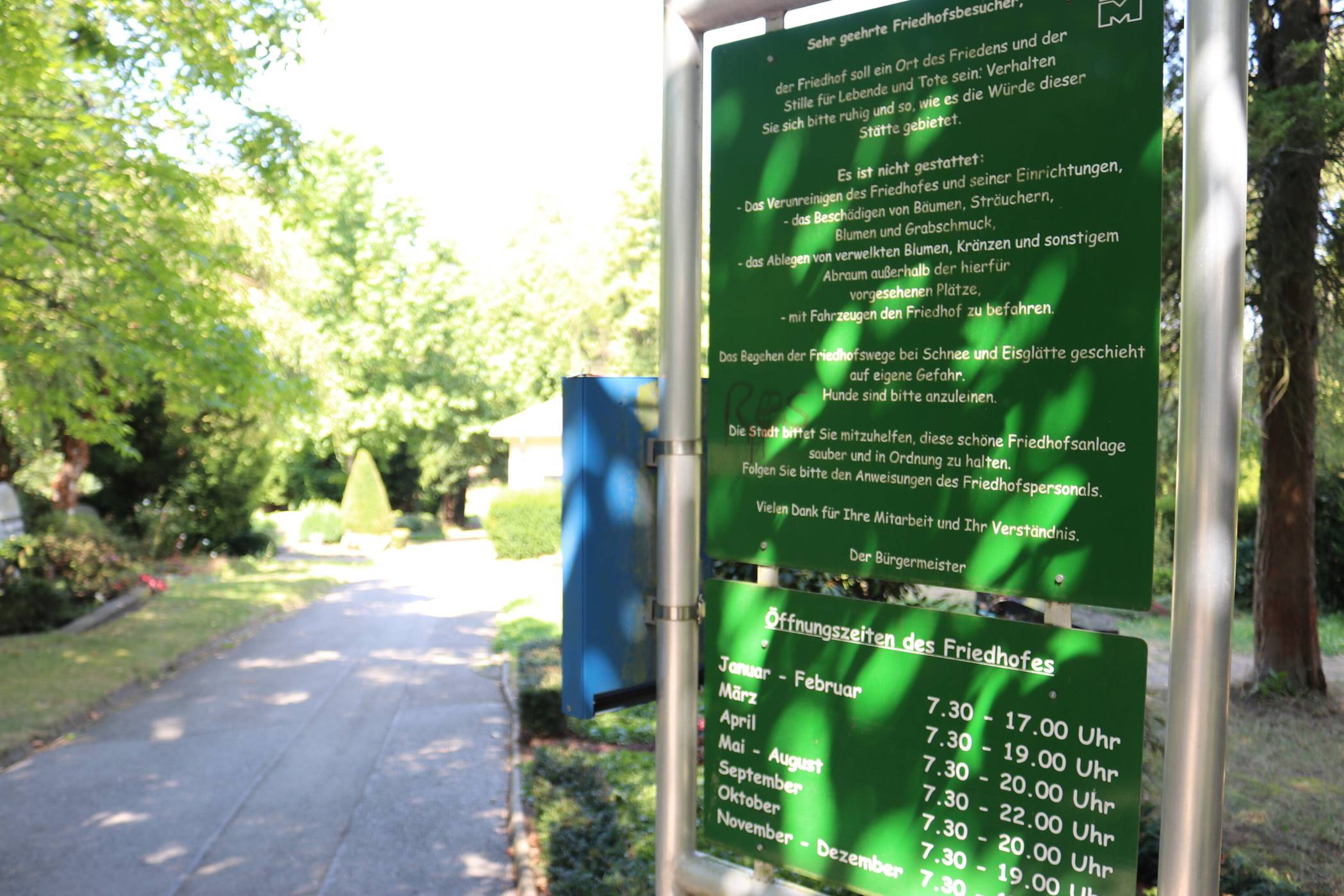  An den Friedhofszugängen stehen Schilder, auf denen auf die Anleinpflicht für Hunde hingewiesen wird. Und es gibt Spender für Hundekotbeutel. 