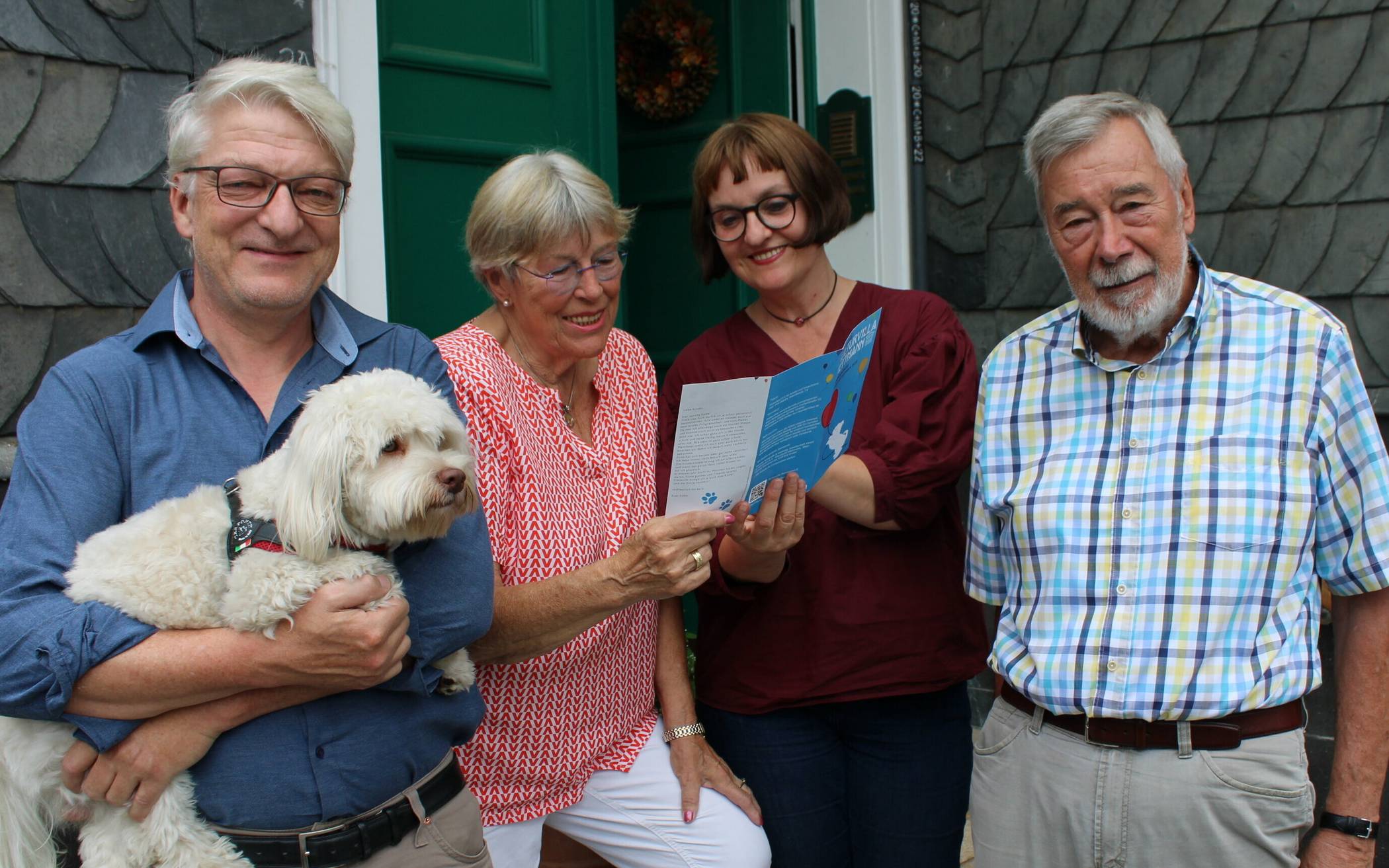  Bodo Herlyn mit Hund Eddie (Maskottchen der Kleinen Kulturvilla), Anita Schäfer, Constanze Backes und Hans Werner Lange bei der Spendenübergabe an der Kulturvilla. 