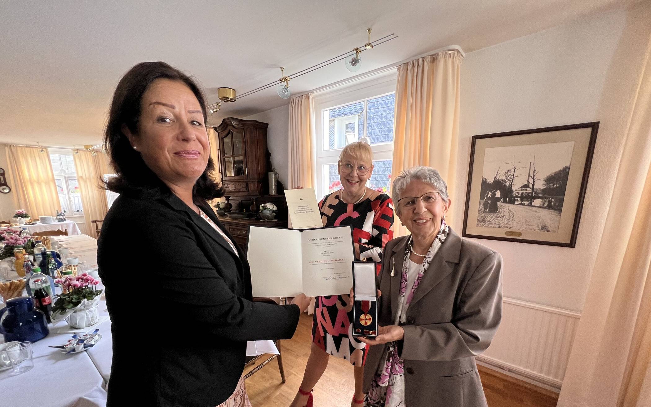 (v.li.) Martina Köster-Flashar (stellvertretende Landrätin des Kreises Mettmann), Ute Stöcker (erste stellvertretende  Bürgermeisterin) und Erika Gerland.