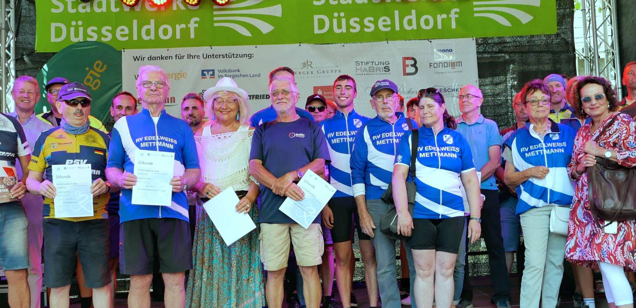 Bürgermeisterin Sandra Pietschmann und Nathalie Villière, Organisatorin des Stadtradelns, haben am Sonntag die besten Teams und die besten Einzelfahrerinnen und Fahrer geehrt.