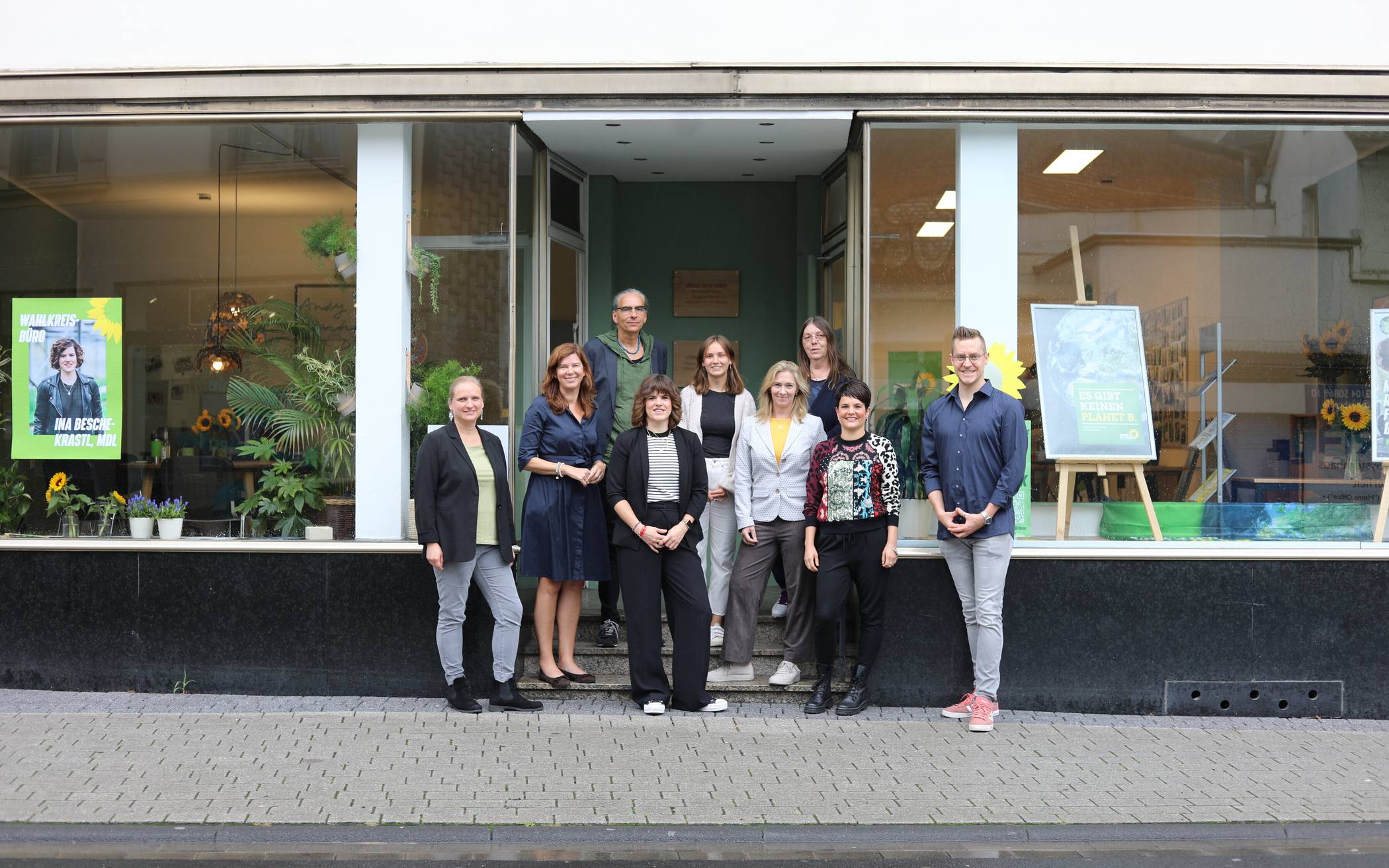 Die Grünen vor ihrer neuen Geschäftsstelle: (v.l.): Nora Herrguth-Mertens (Vors. Grüne KV ME), Dr. Ophelia Nick (MdB), Nils Lessing (Vors. Stadtratsfraktion), Ina Besche-Krastl (MdL), Eva Speck (Vors. OV ME), Sandra Ernst (Vors. Kreisfraktion), Heike Ogan (Vors. OV), Rebecca Türkis (Vors. Stadtratsfraktion) und Dirk Niemeyer (Vors. KV). 
  