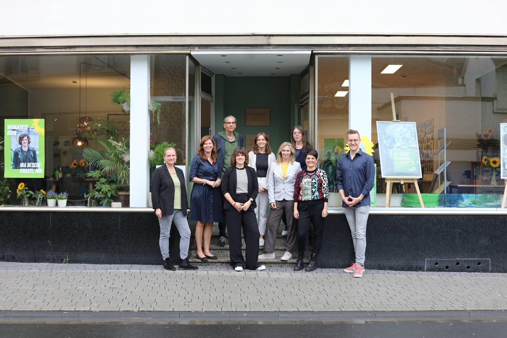 Die Grünen vor ihrer neuen Geschäftsstelle: (v.l.): Nora Herrguth-Mertens (Vors. Grüne KV ME), Dr. Ophelia Nick (MdB), Nils Lessing (Vors. Stadtratsfraktion), Ina Besche-Krastl (MdL), Eva Speck (Vors. OV ME), Sandra Ernst (Vors. Kreisfraktion), Heike Ogan (Vors. OV), Rebecca Türkis (Vors. Stadtratsfraktion) und Dirk Niemeyer (Vors. KV). 
  