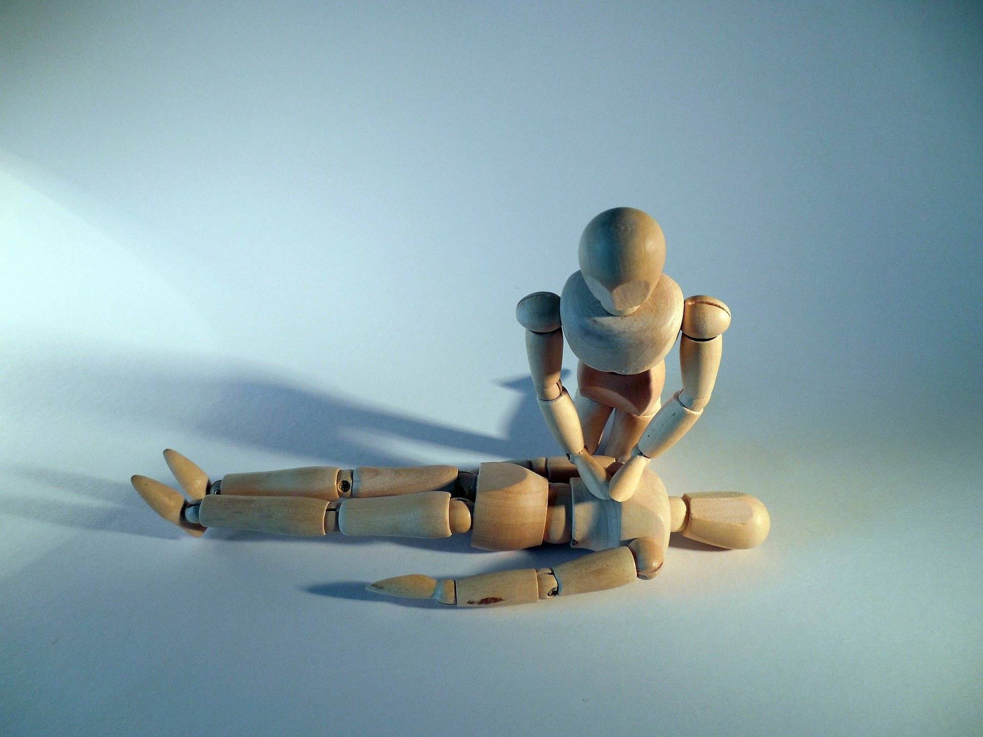  Mit der Herzdruckmassage können Ersthelfer entscheidend dazu beitragen, Leben zu retten. 