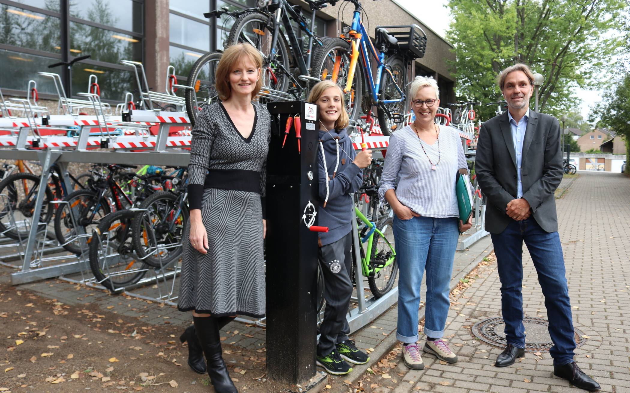  Schulleiter Hanno Grannemann mit Constance Müller-Hermes (l.), Vorsitzende des Schulfördervereins, Ellen Breuckmann, Grünflächenabteilung der Stadt, und Schüler Pius Windorfer an der neuen Fahrrad-Abstellanlage und der Fahrrad-Servicestation. 