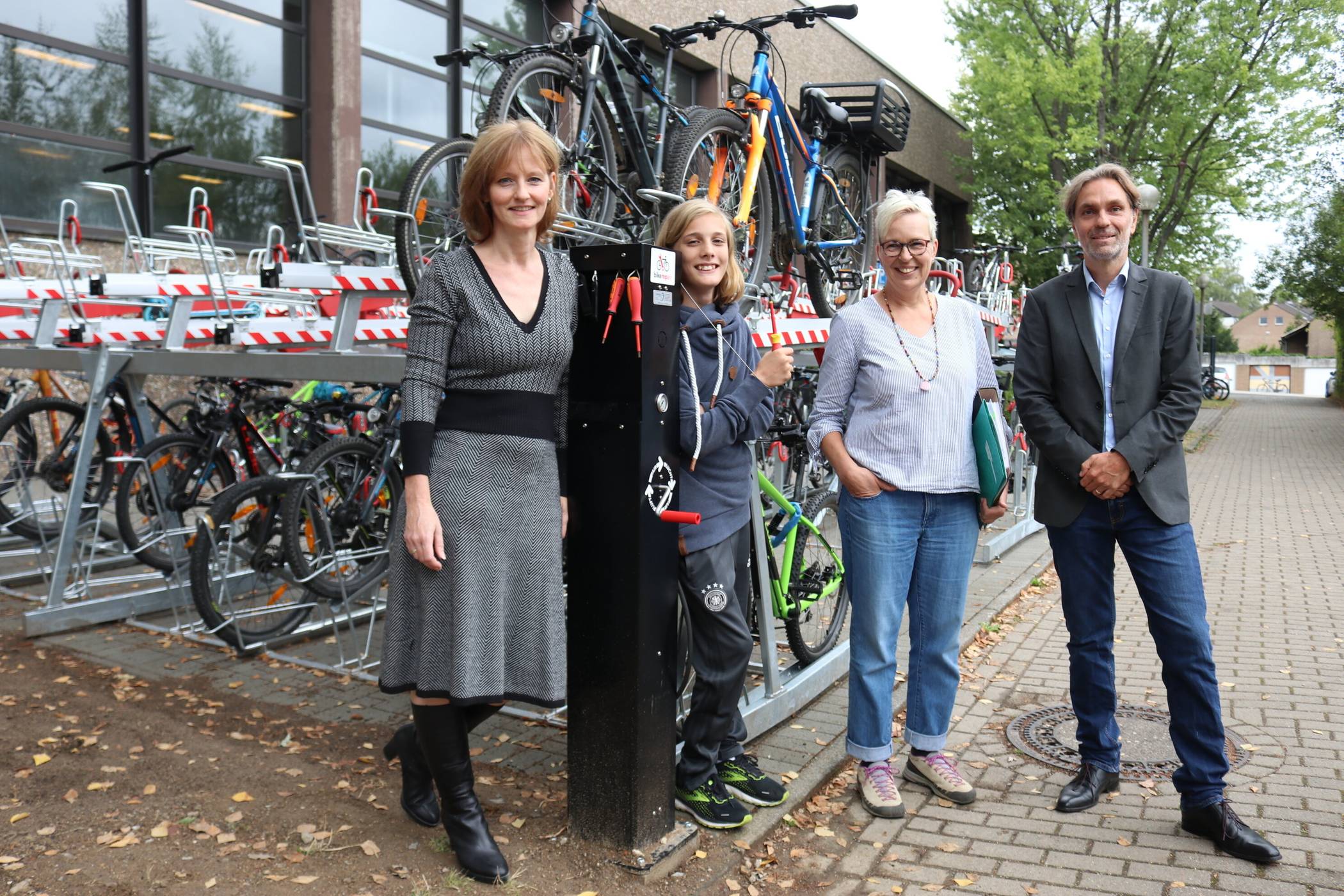  Schulleiter Hanno Grannemann mit Constance Müller-Hermes (l.), Vorsitzende des Schulfördervereins, Ellen Breuckmann, Grünflächenabteilung der Stadt, und Schüler Pius Windorfer an der neuen Fahrrad-Abstellanlage und der Fahrrad-Servicestation. 
