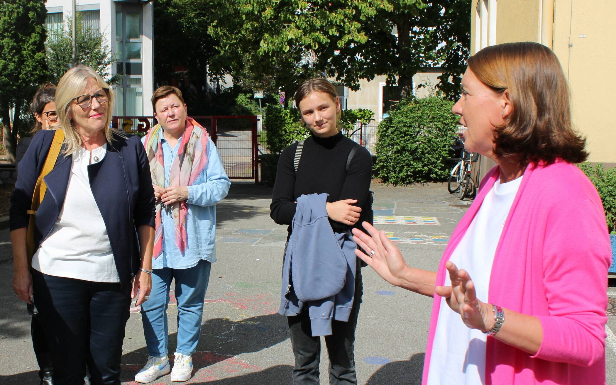 Dr. Regina Lenz (rechts), Vorsitzende der Schulpflegschaft der KGS, schilderte im Gespräch mit Bürgermeisterin Sandra Pietschmann (links) die nach wie vor prekäre Situation an der KGS. 