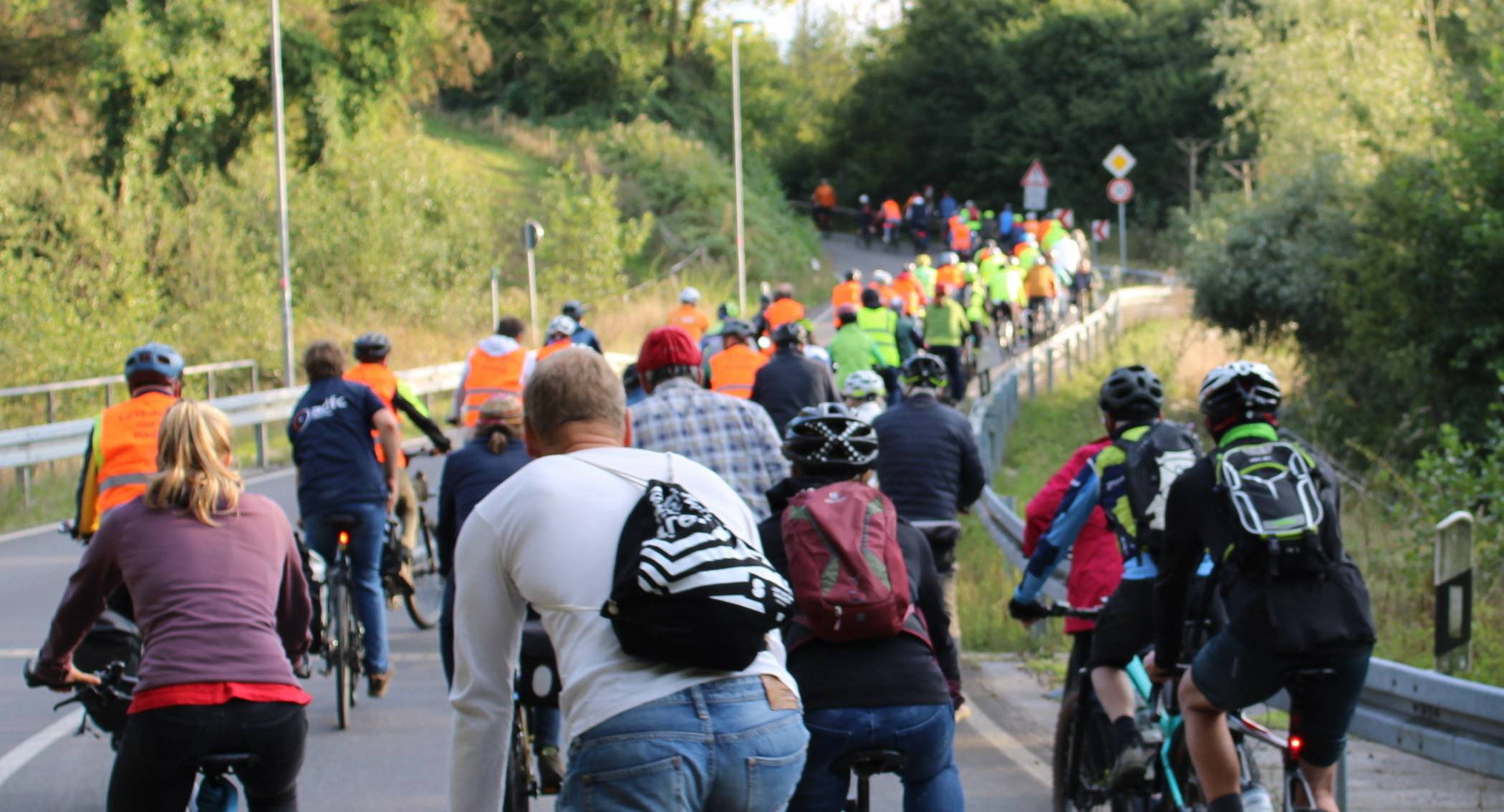 Zahlreiche Radler befuhren am Freitag die L239 um ihrem Wunsch nach einem Radweg Ausdruck zu verleihen. 
  